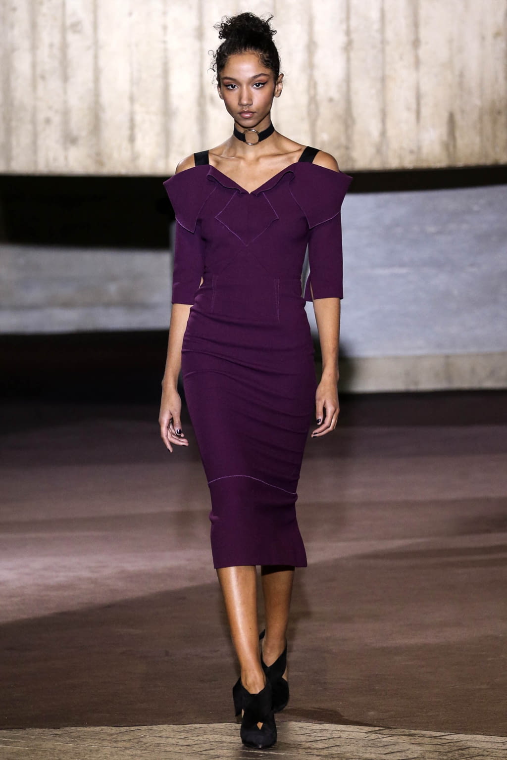 Fashion Week London Fall/Winter 2017 look 3 from the Roland Mouret collection womenswear