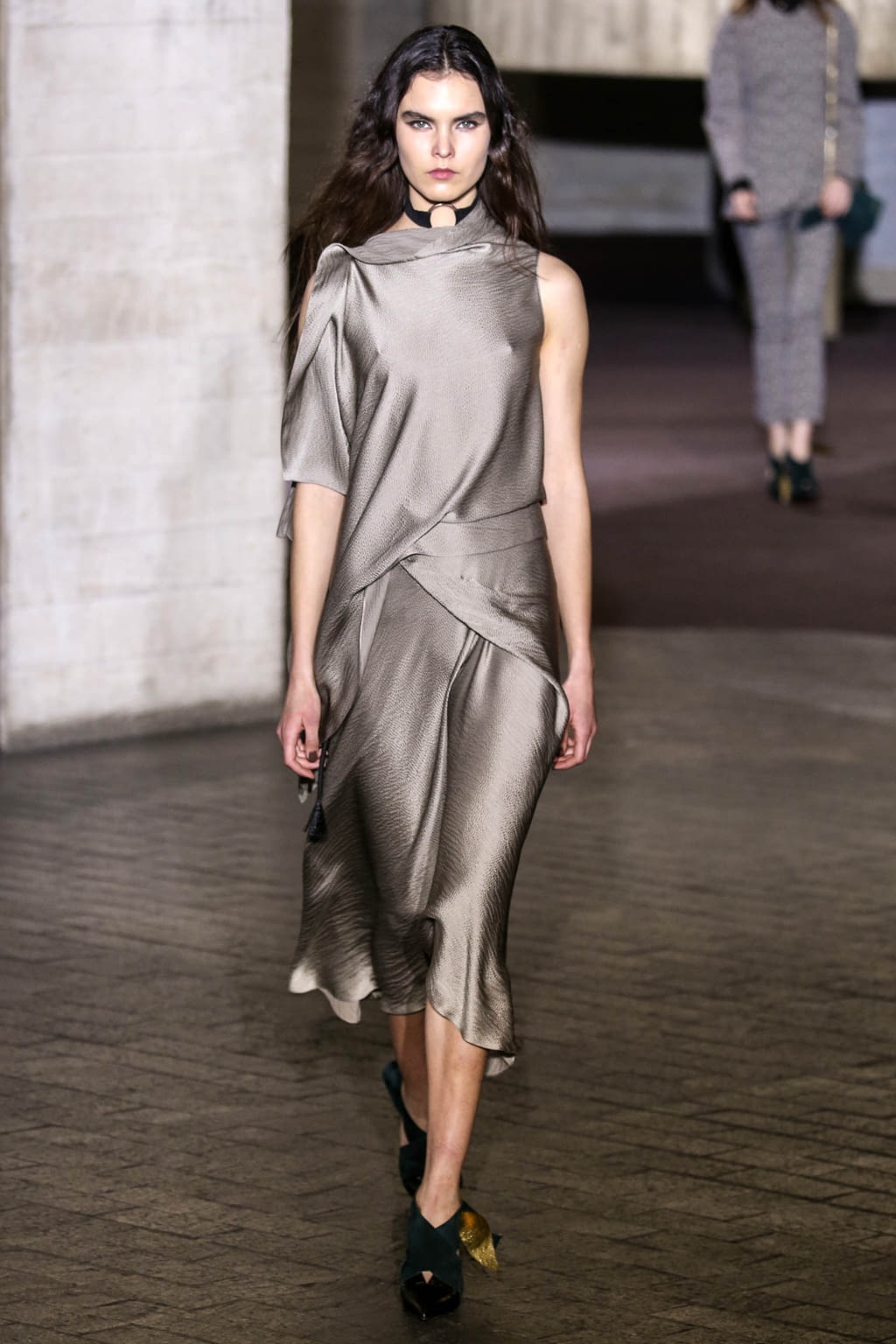 Fashion Week London Fall/Winter 2017 look 14 from the Roland Mouret collection womenswear