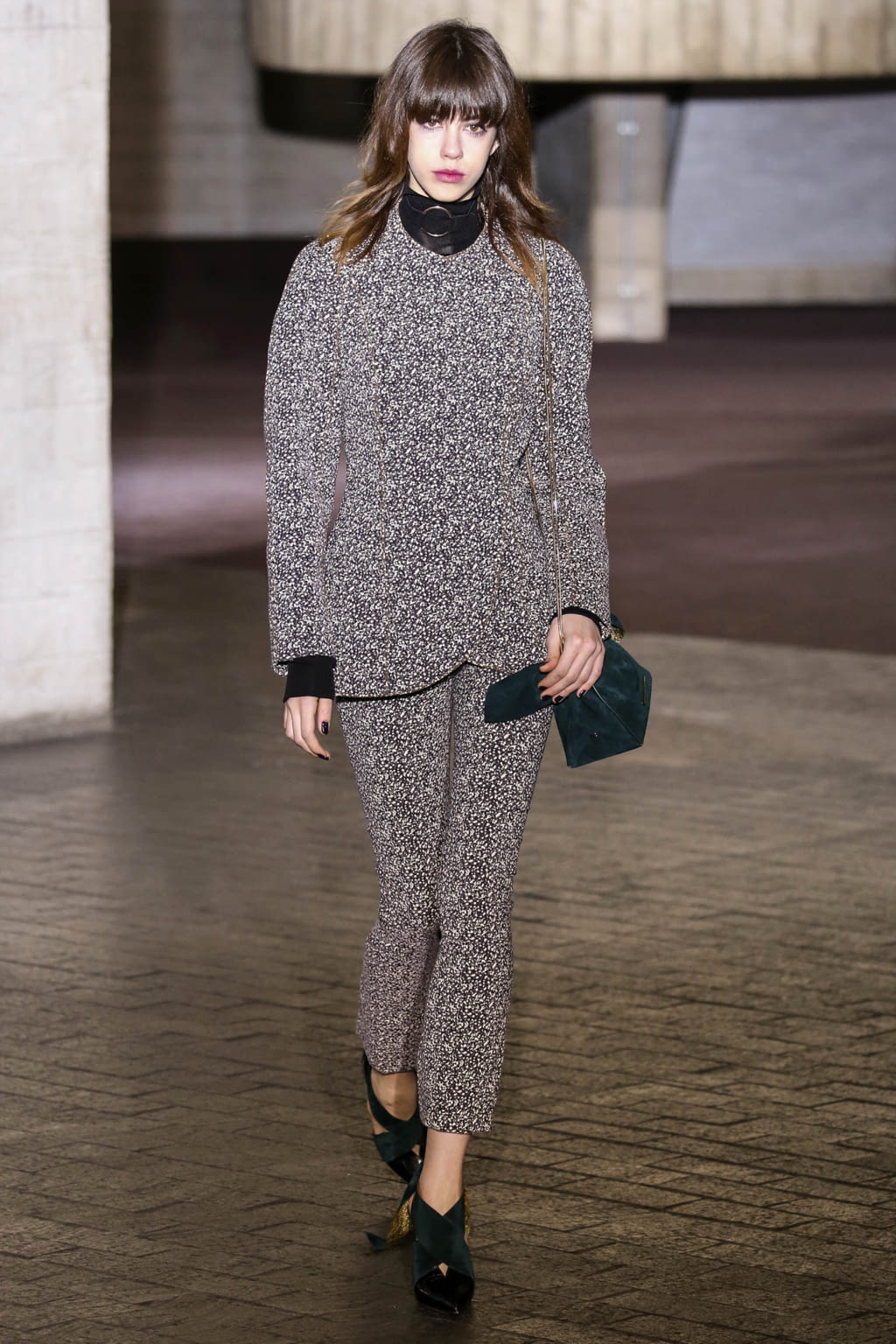 Fashion Week London Fall/Winter 2017 look 15 from the Roland Mouret collection womenswear