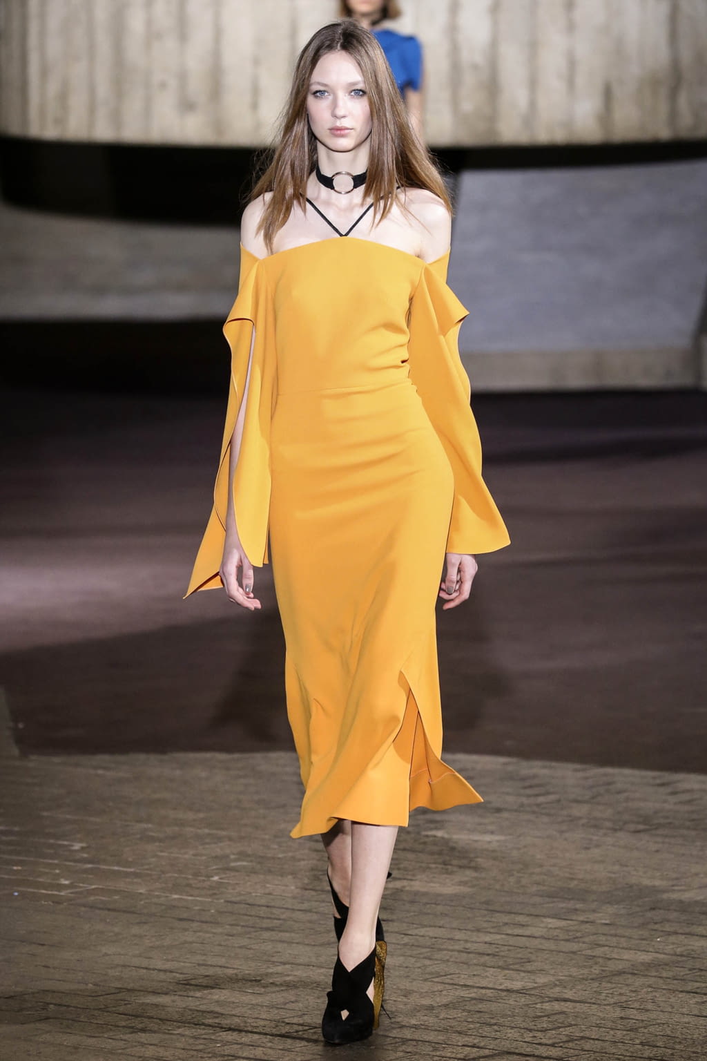 Fashion Week London Fall/Winter 2017 look 24 from the Roland Mouret collection womenswear