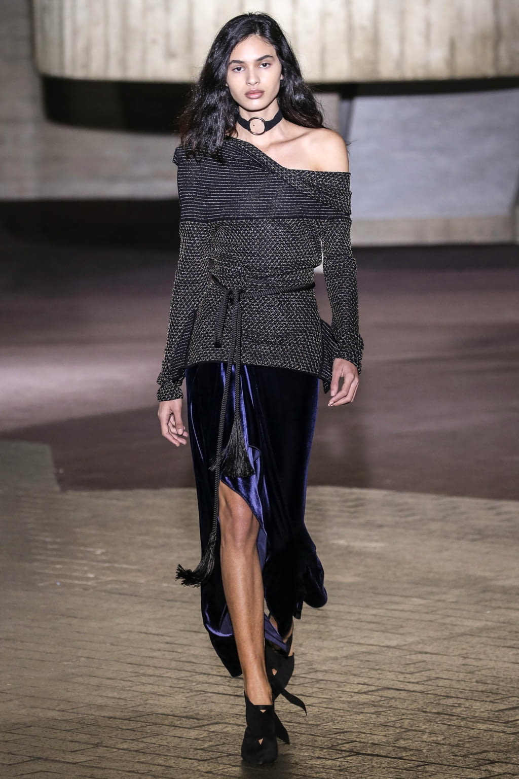Fashion Week London Fall/Winter 2017 look 33 from the Roland Mouret collection 女装