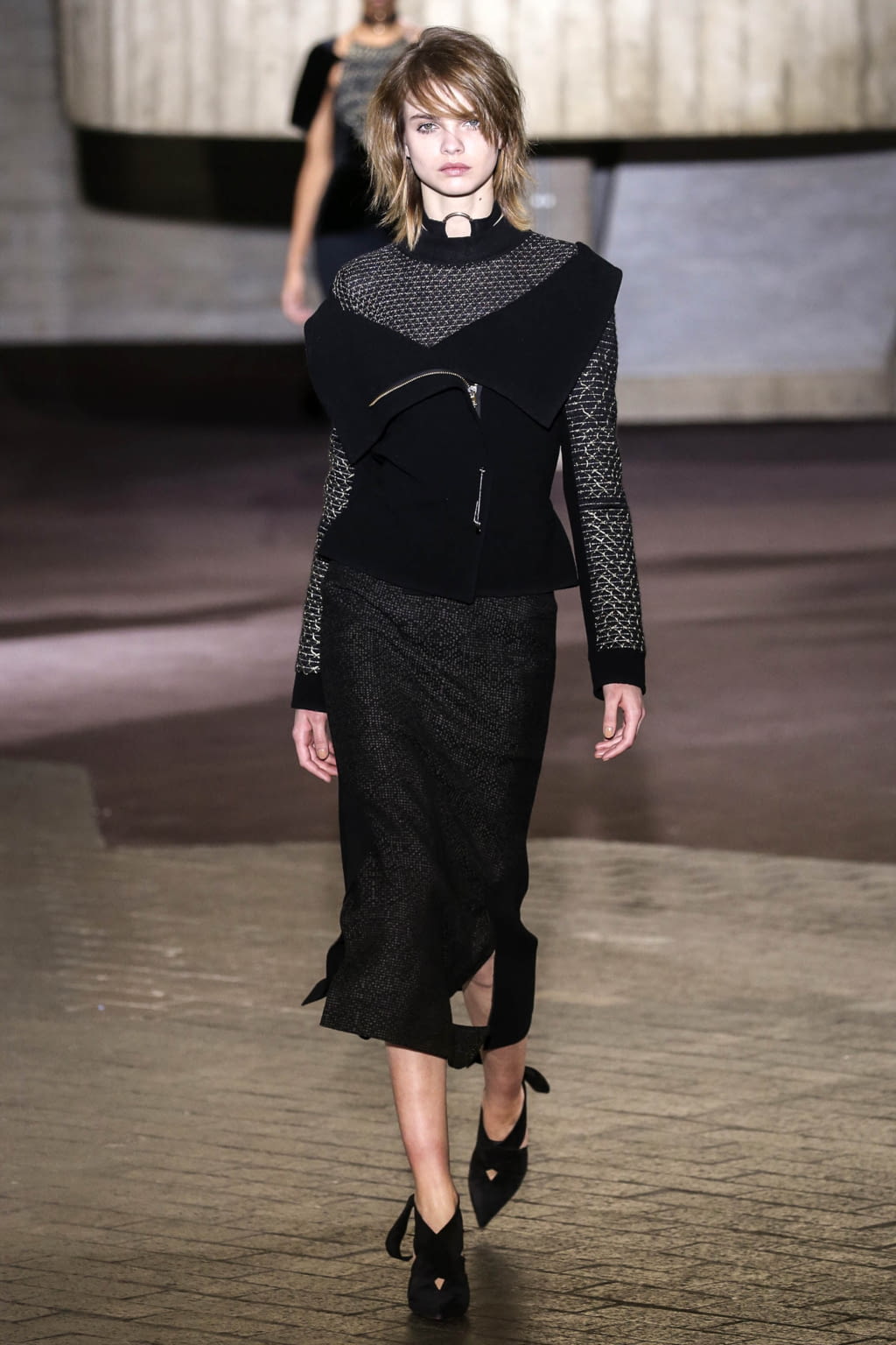 Fashion Week London Fall/Winter 2017 look 35 from the Roland Mouret collection womenswear