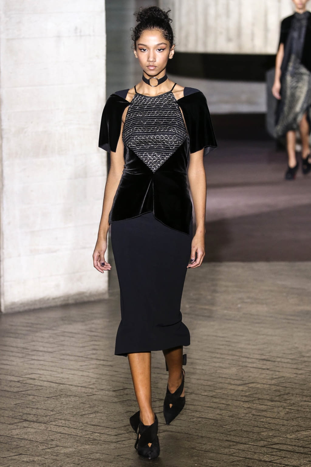 Fashion Week London Fall/Winter 2017 look 36 from the Roland Mouret collection womenswear