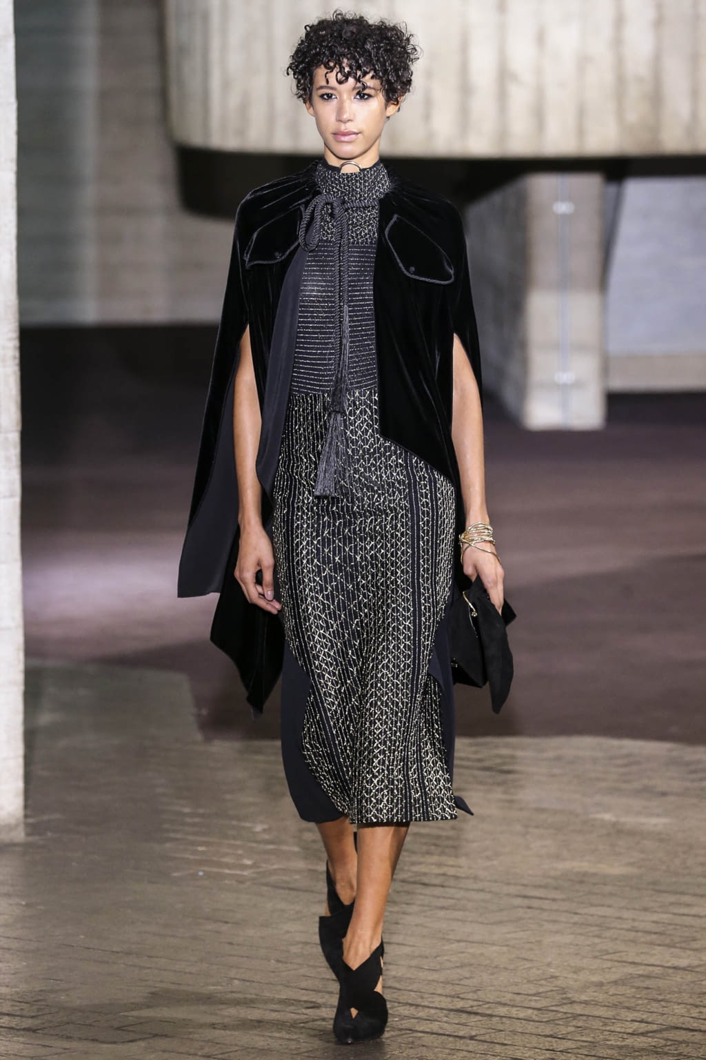 Fashion Week London Fall/Winter 2017 look 37 from the Roland Mouret collection womenswear