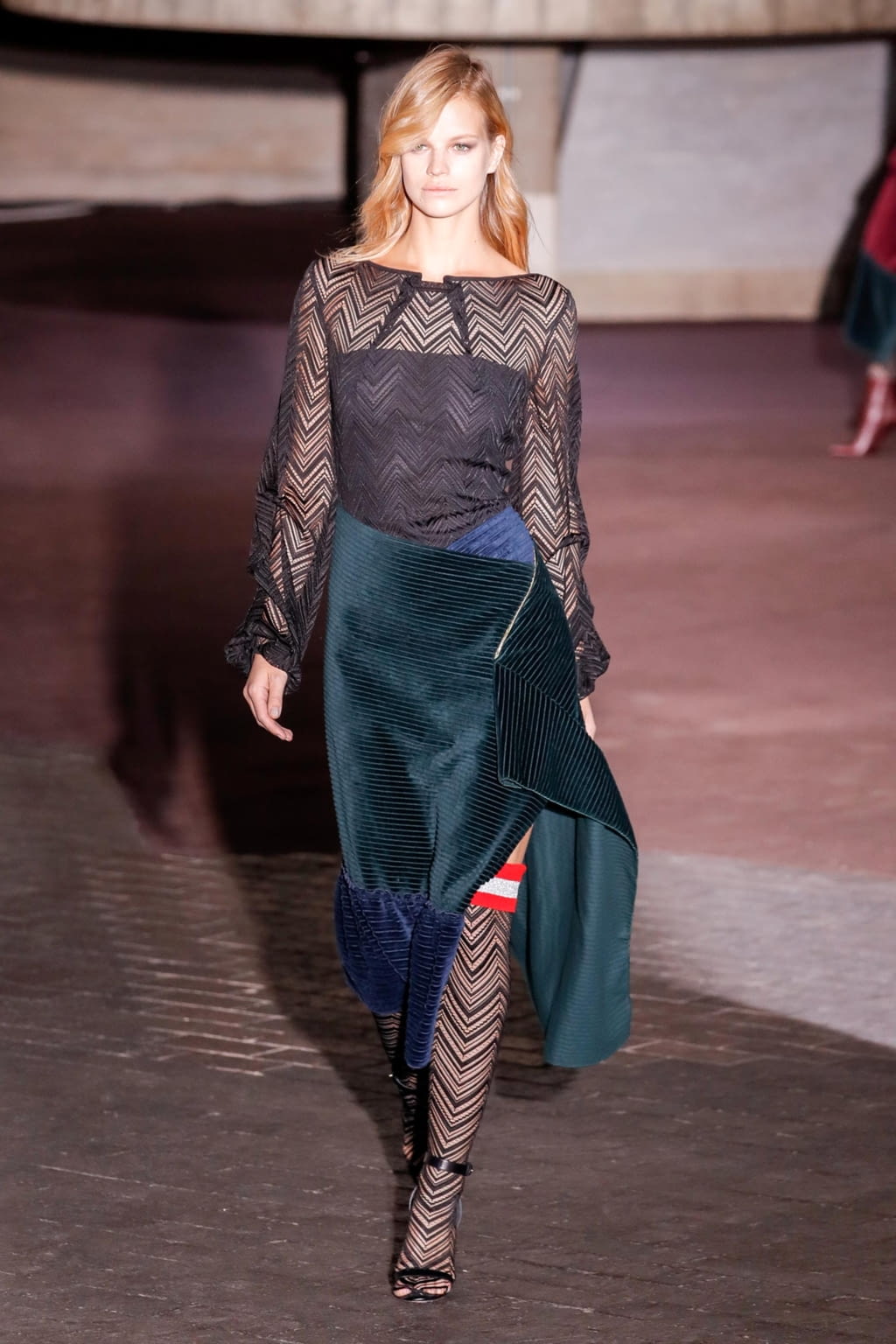Fashion Week London Fall/Winter 2018 look 10 from the Roland Mouret collection womenswear