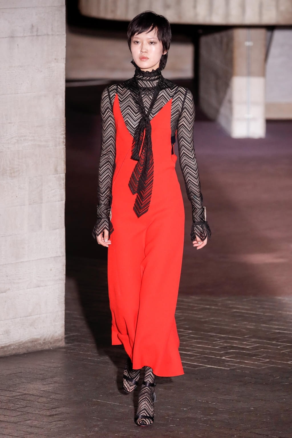 Fashion Week London Fall/Winter 2018 look 31 from the Roland Mouret collection womenswear