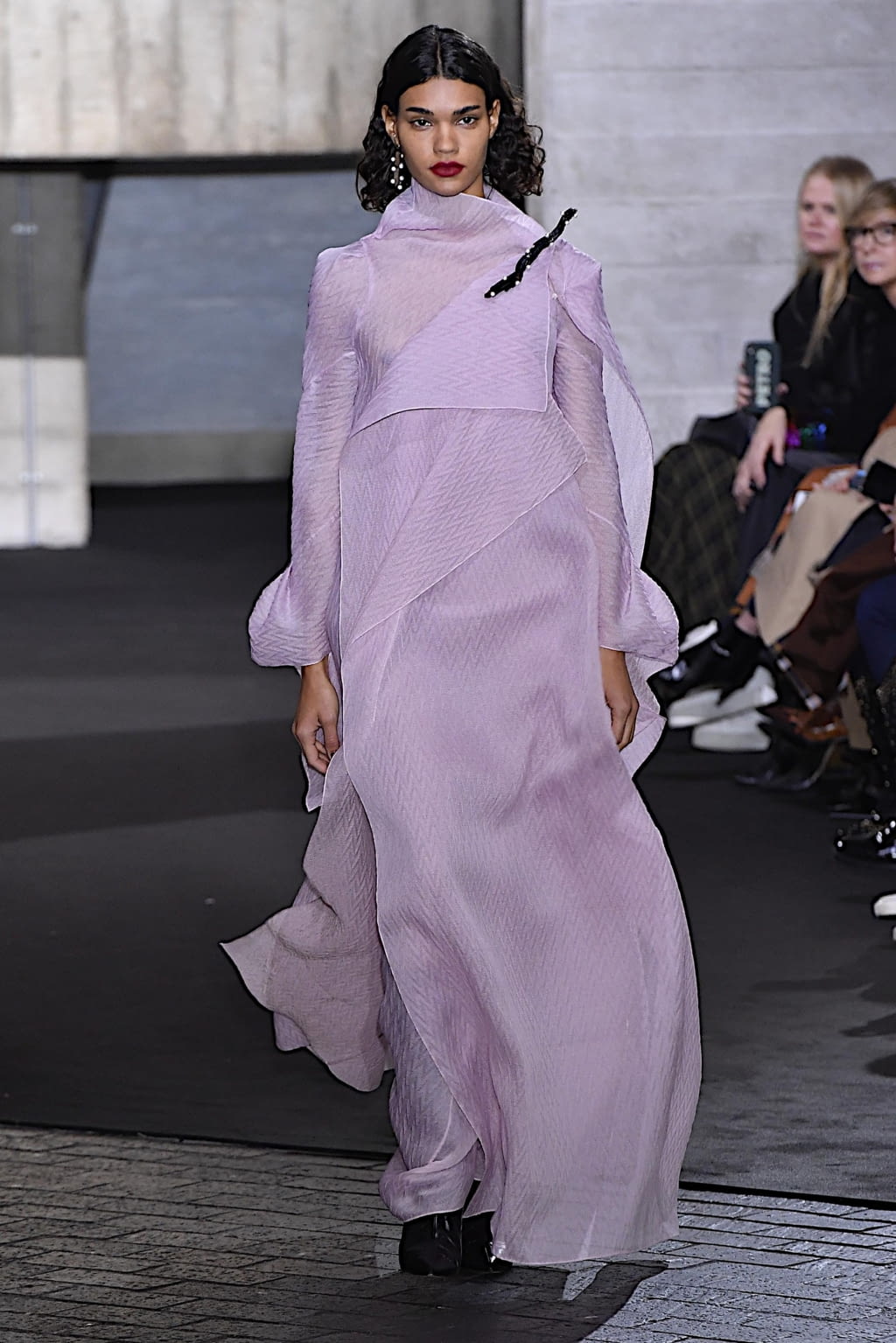 Fashion Week London Fall/Winter 2020 look 28 from the Roland Mouret collection womenswear