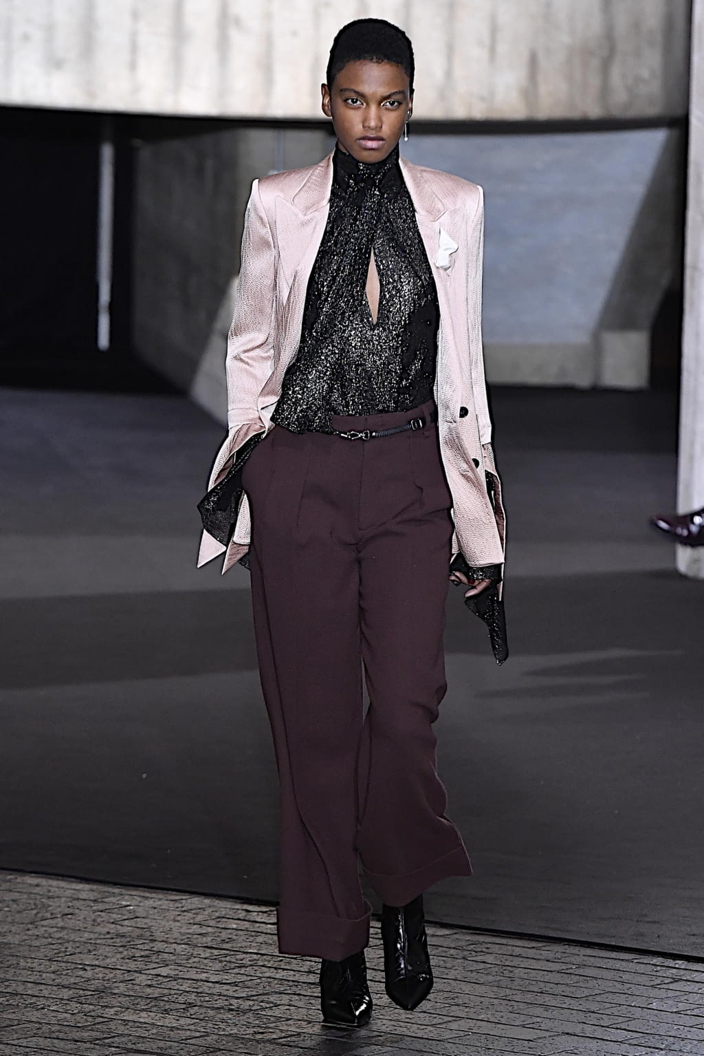 Fashion Week London Fall/Winter 2020 look 32 from the Roland Mouret collection womenswear