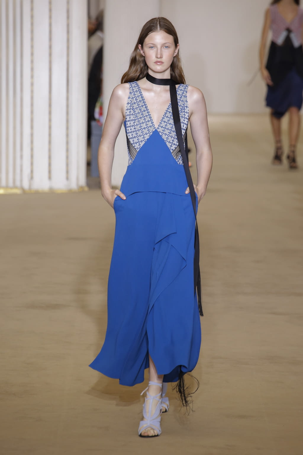 Fashion Week Paris Spring/Summer 2017 look 3 from the Roland Mouret collection womenswear