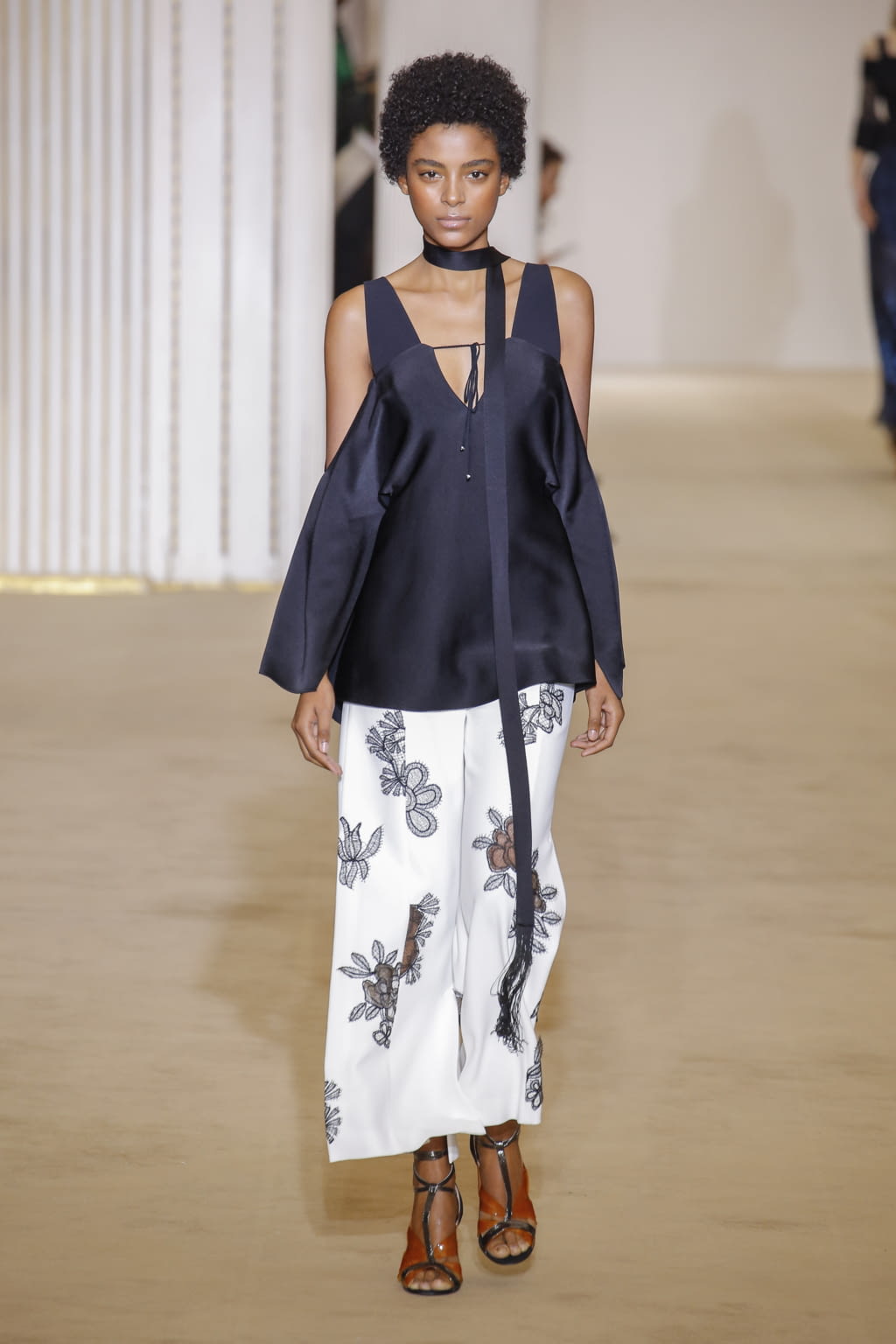 Fashion Week Paris Spring/Summer 2017 look 14 from the Roland Mouret collection womenswear