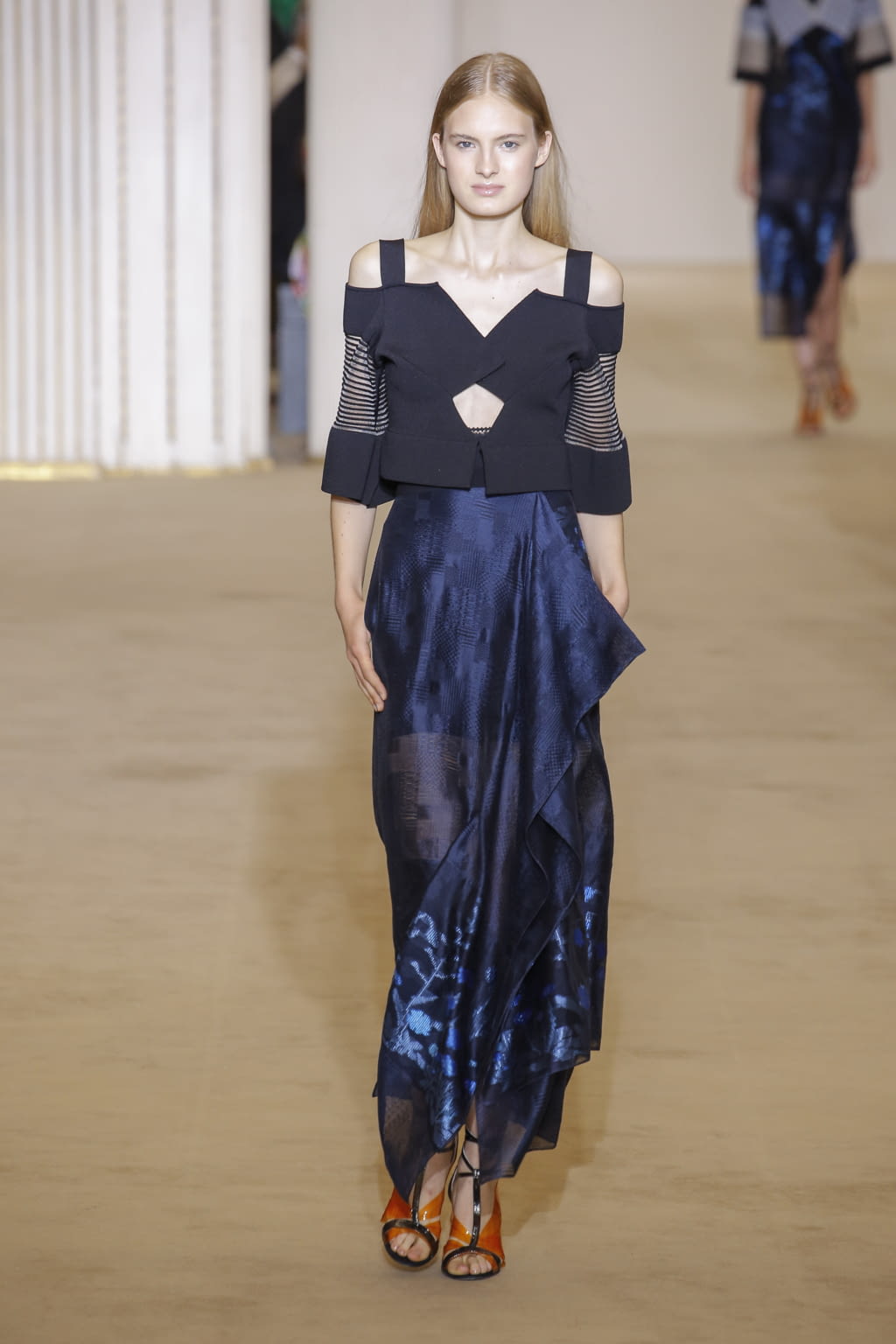 Fashion Week Paris Spring/Summer 2017 look 15 from the Roland Mouret collection womenswear