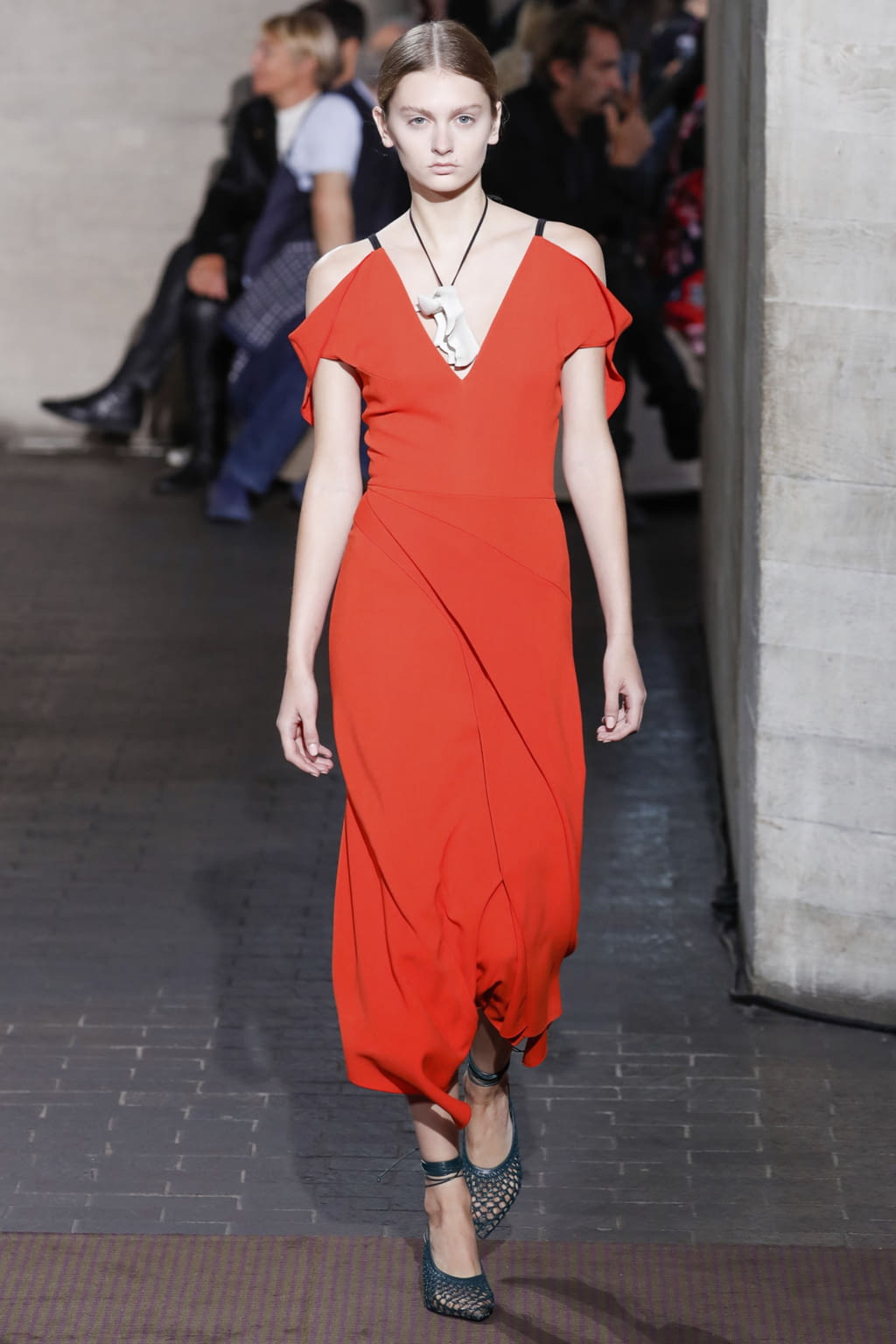 Fashion Week London Spring/Summer 2018 look 22 from the Roland Mouret collection 女装