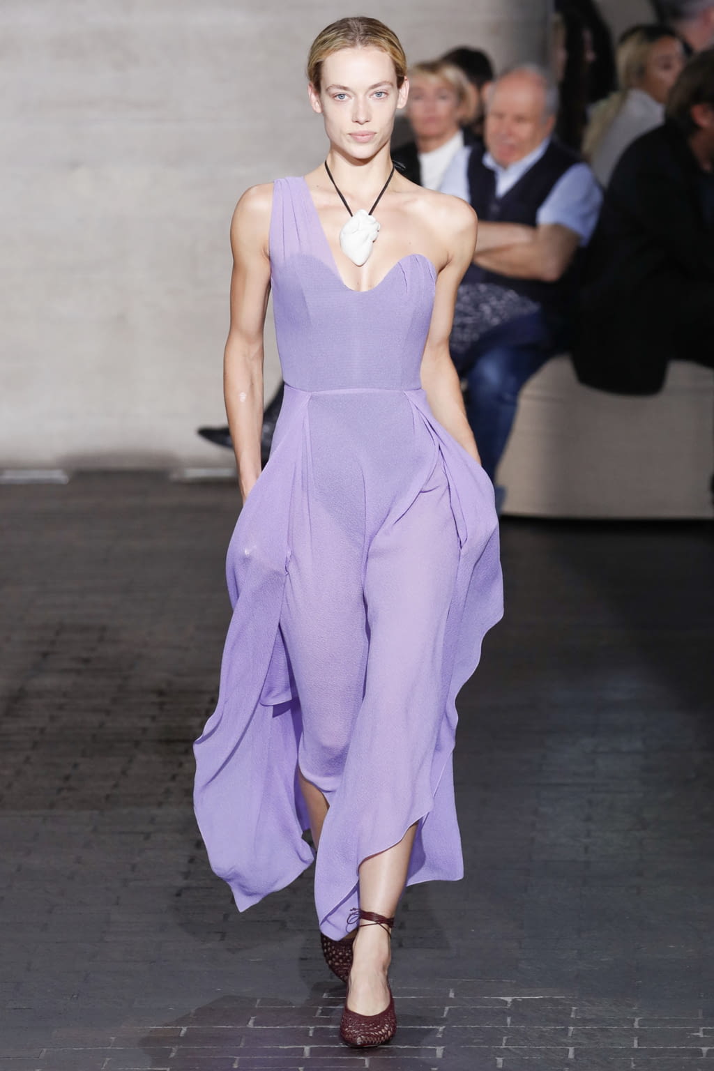 Fashion Week London Spring/Summer 2018 look 34 from the Roland Mouret collection 女装