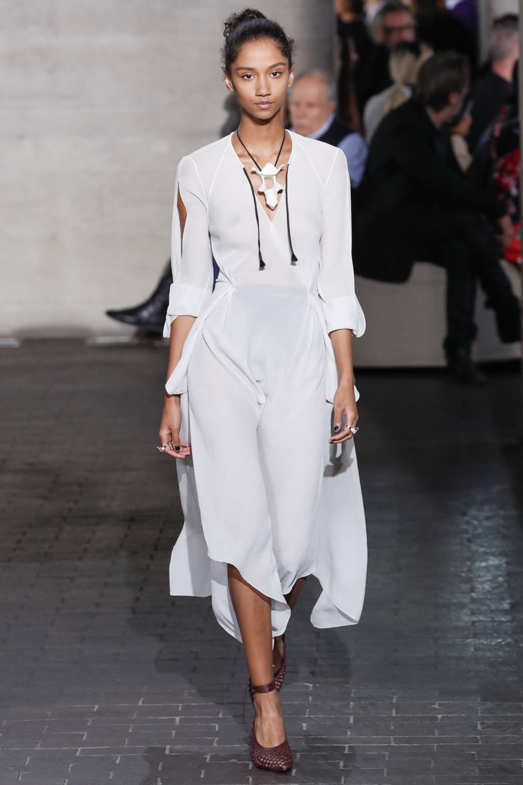 Fashion Week London Spring/Summer 2018 look 39 from the Roland Mouret collection womenswear