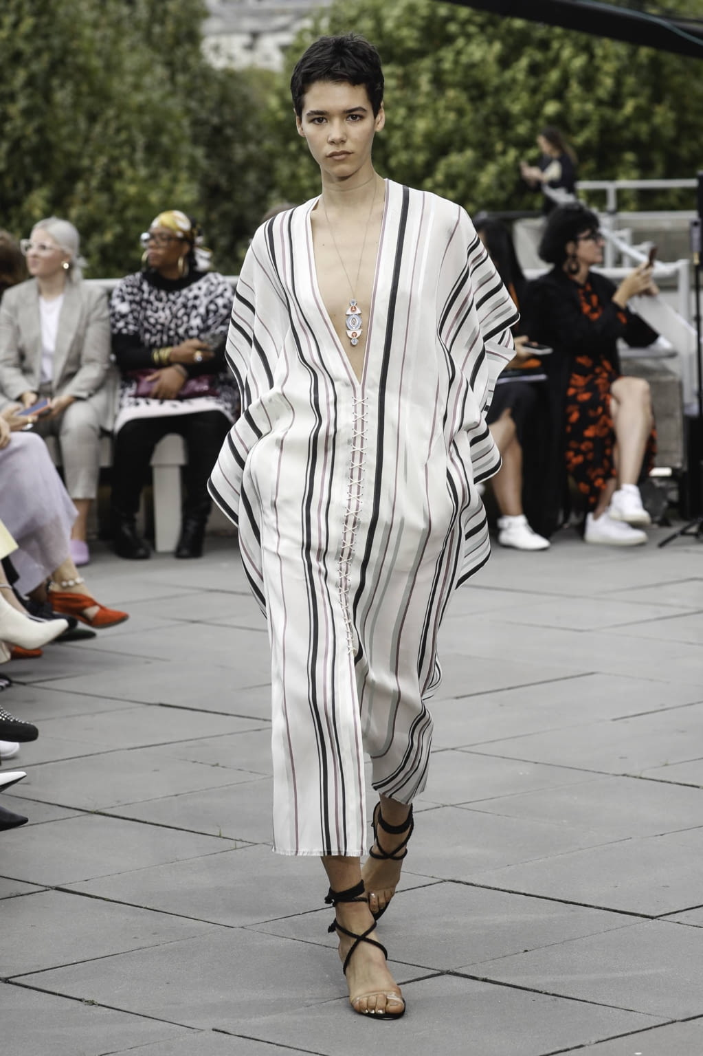 Fashion Week London Spring/Summer 2019 look 2 de la collection Roland Mouret womenswear