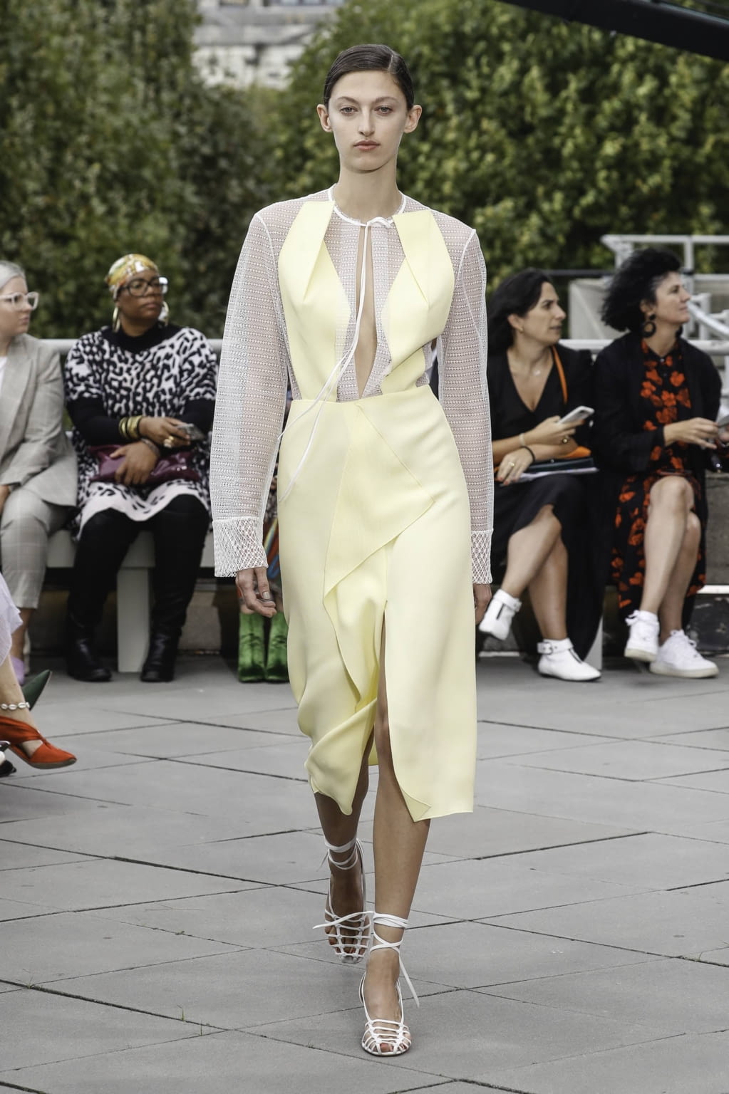 Fashion Week London Spring/Summer 2019 look 9 from the Roland Mouret collection 女装