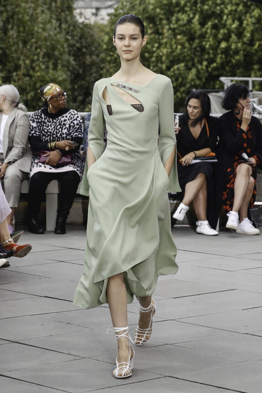Roland Mouret S/S19 womenswear #14 - Tagwalk: The Fashion Search Engine