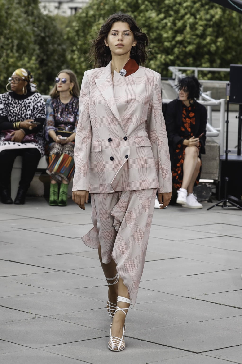Fashion Week London Spring/Summer 2019 look 27 from the Roland Mouret collection womenswear