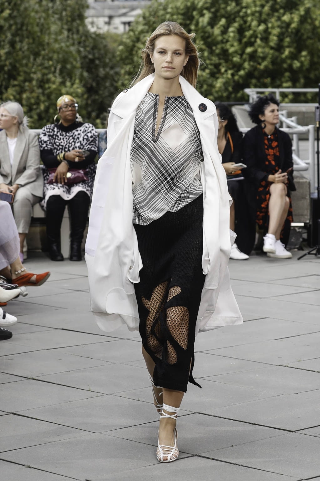Fashion Week London Spring/Summer 2019 look 30 from the Roland Mouret collection 女装