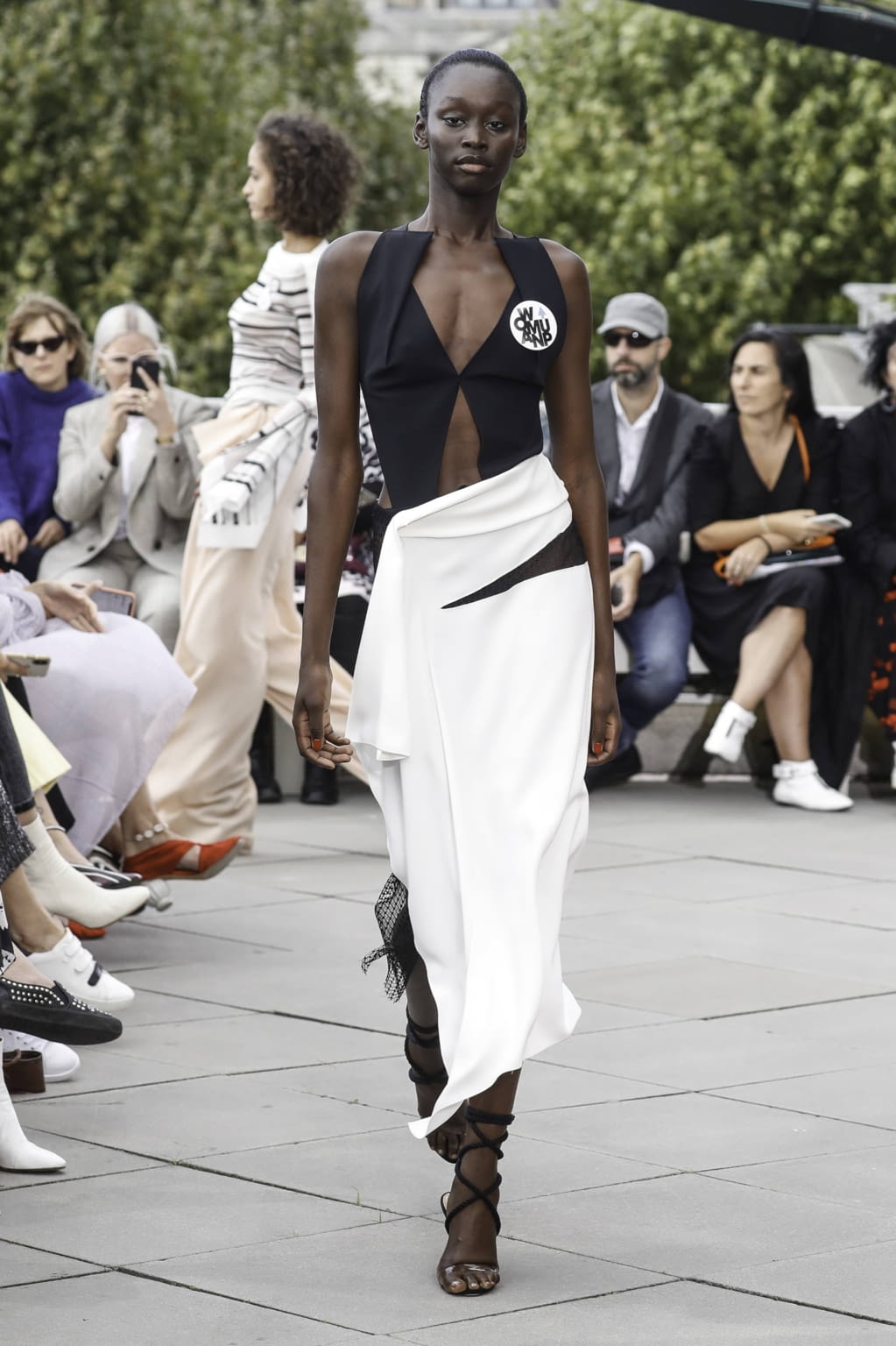 Fashion Week London Spring/Summer 2019 look 31 from the Roland Mouret collection womenswear