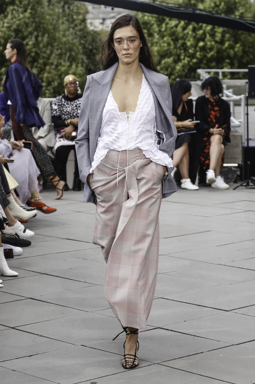 Fashion Week London Spring/Summer 2019 look 33 from the Roland Mouret collection 女装