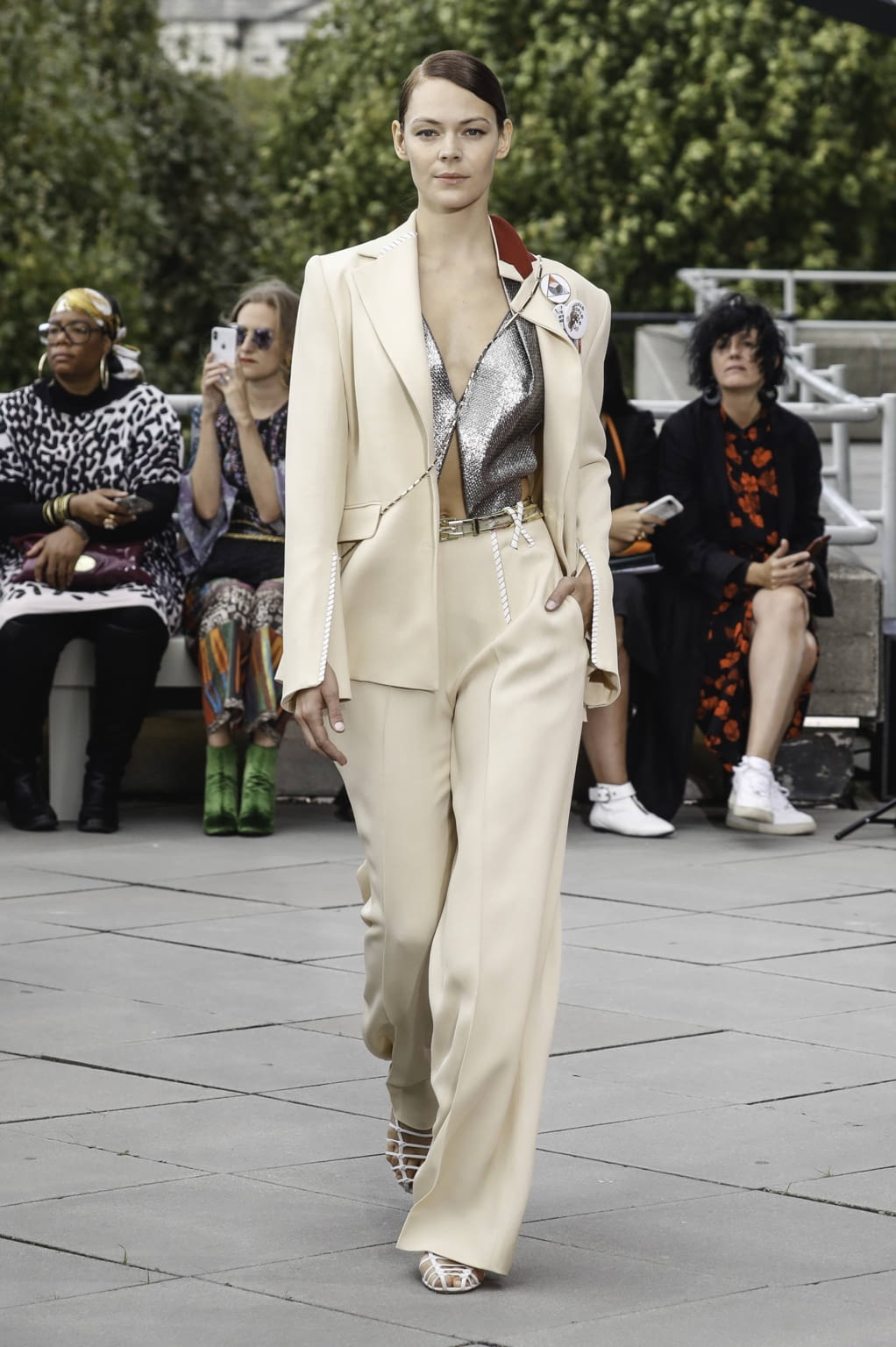Fashion Week London Spring/Summer 2019 look 34 from the Roland Mouret collection 女装