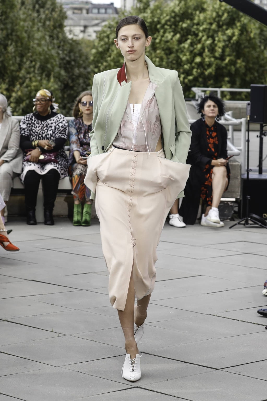 Fashion Week London Spring/Summer 2019 look 38 from the Roland Mouret collection 女装