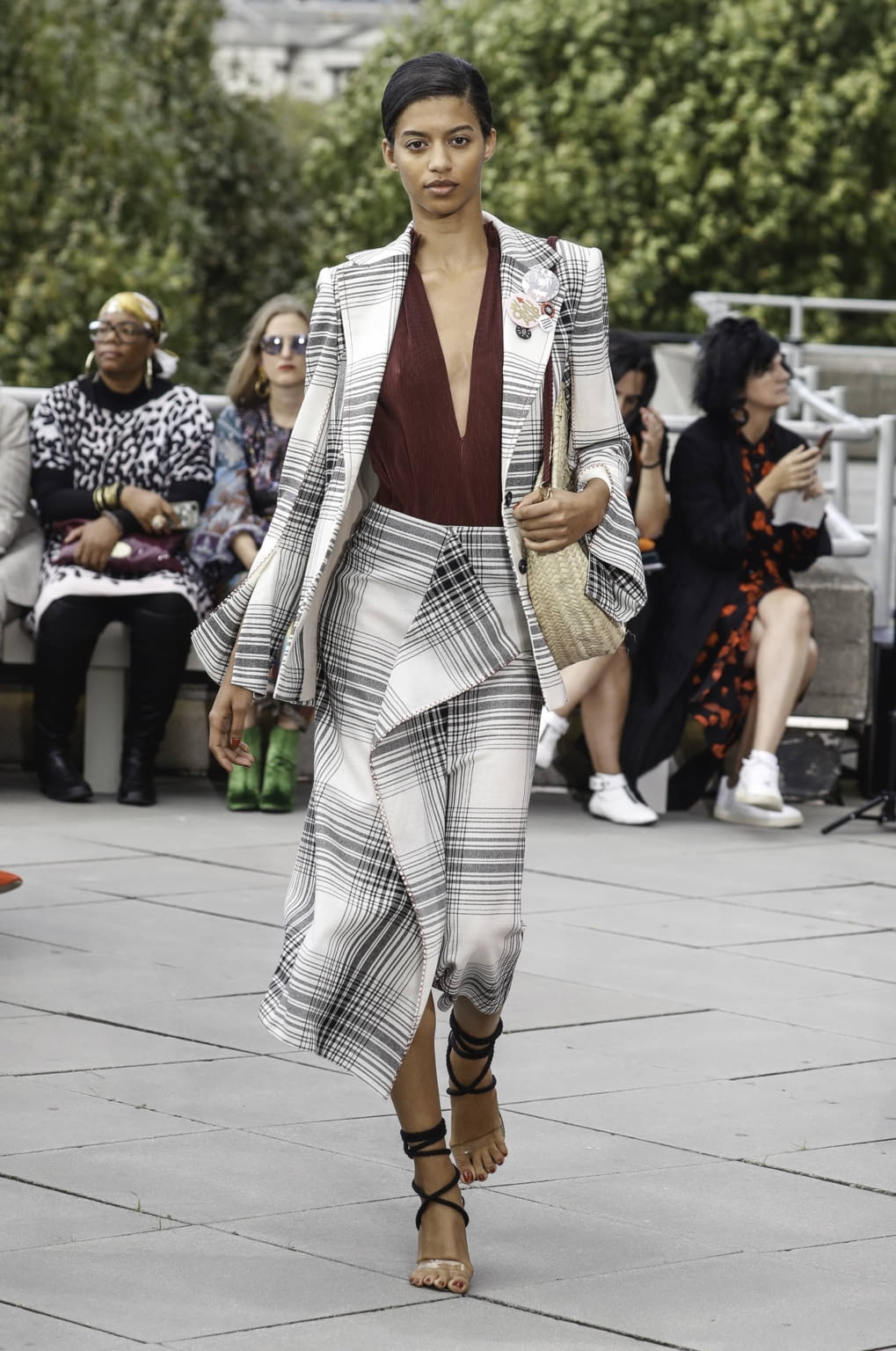 Fashion Week London Spring/Summer 2019 look 40 from the Roland Mouret collection womenswear