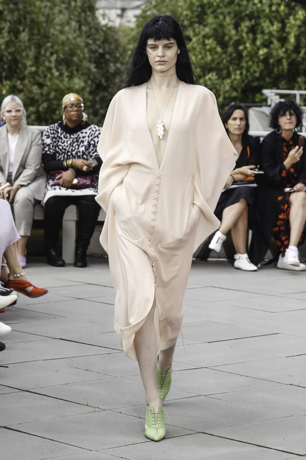 Fashion Week London Spring/Summer 2019 look 45 from the Roland Mouret collection womenswear