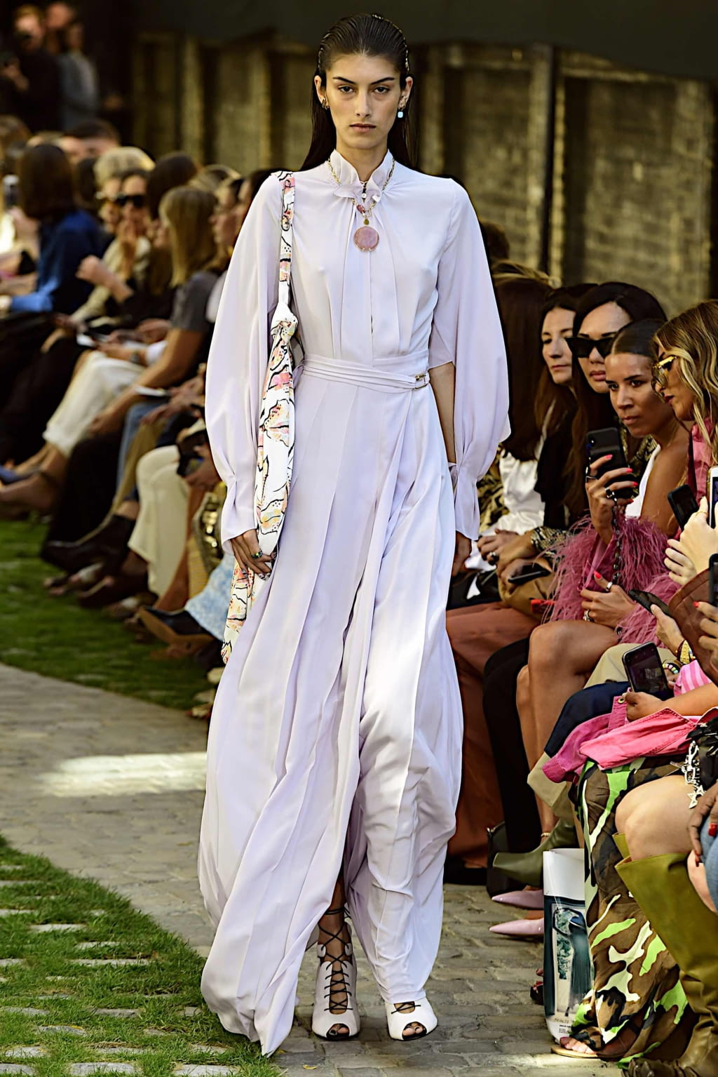 Fashion Week London Spring/Summer 2020 look 18 de la collection Roland Mouret womenswear