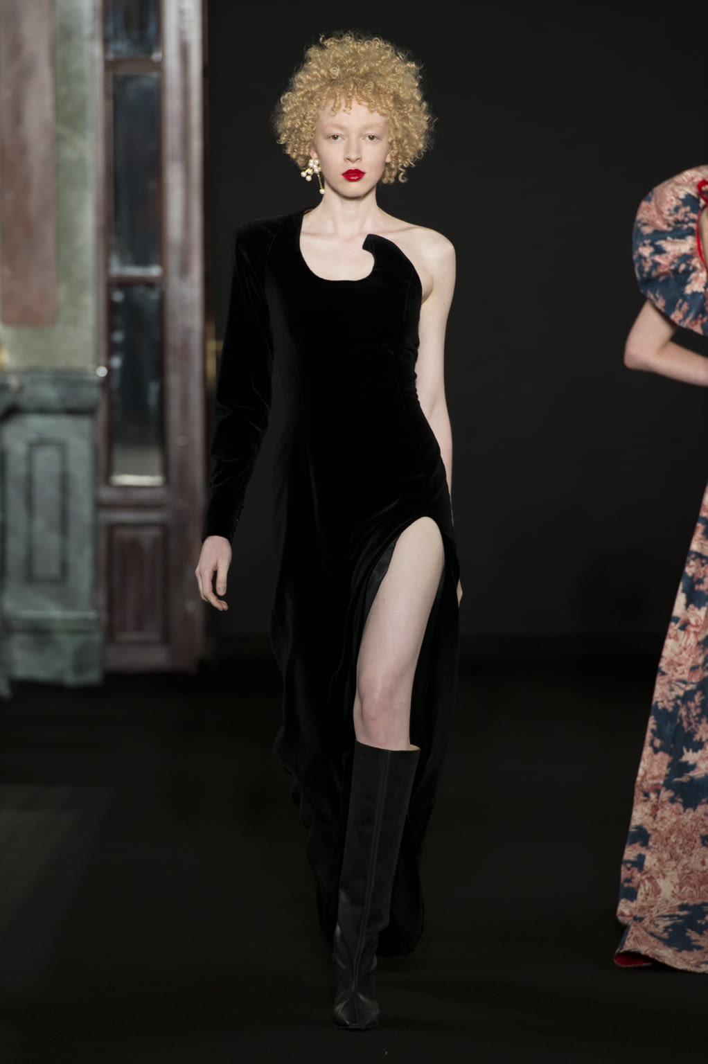 Fashion Week Paris Fall/Winter 2018 look 10 de la collection Ronald Van Der Kemp couture