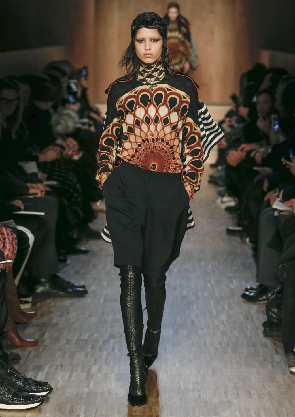 Fashion Week Paris Fall/Winter 2016 look 4 de la collection Givenchy womenswear