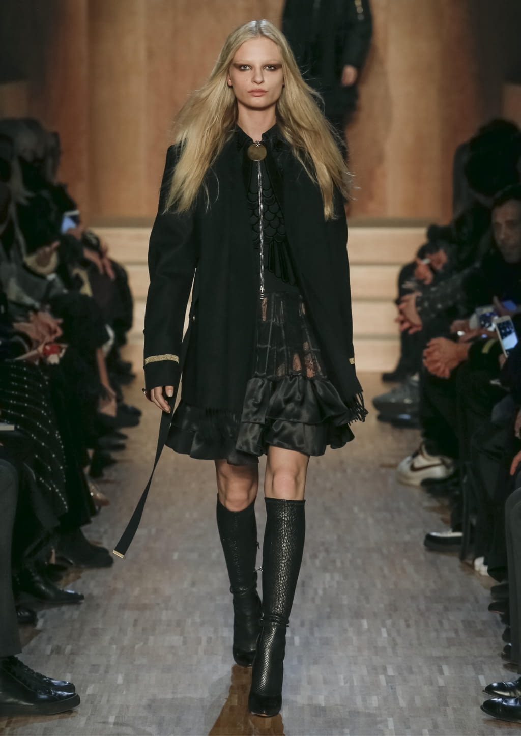 Fashion Week Paris Fall/Winter 2016 look 11 de la collection Givenchy womenswear
