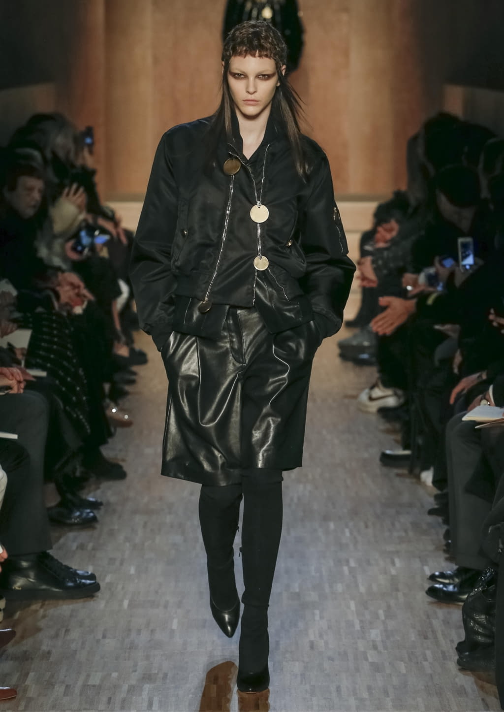 Fashion Week Paris Fall/Winter 2016 look 15 de la collection Givenchy womenswear