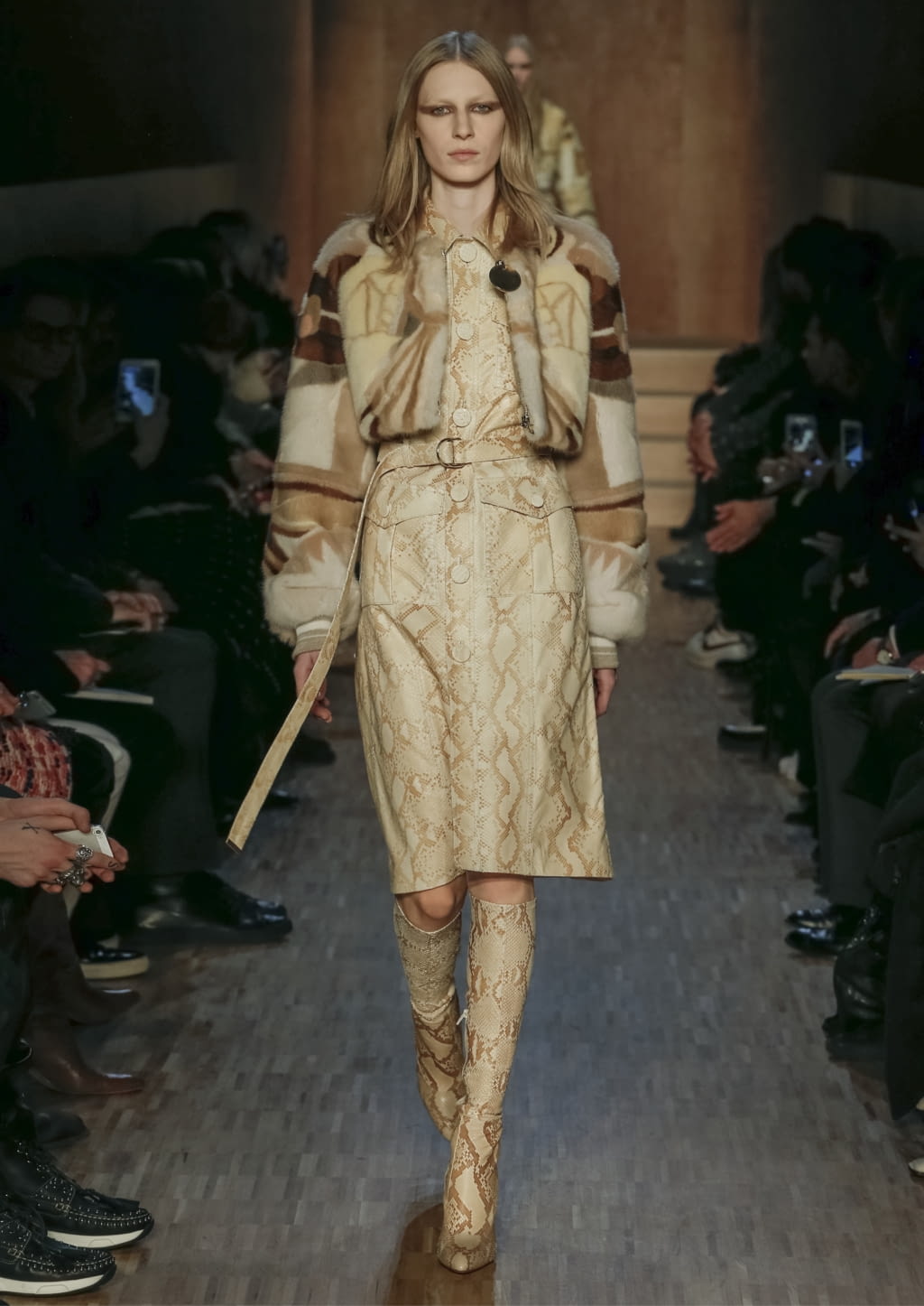Fashion Week Paris Fall/Winter 2016 look 20 de la collection Givenchy womenswear