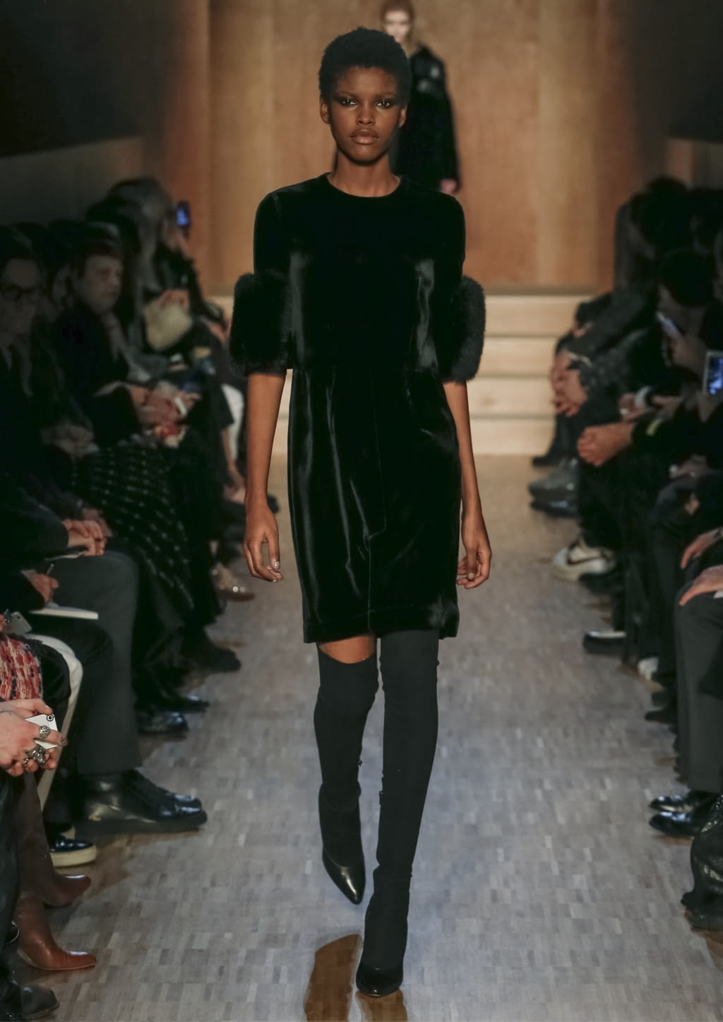 Fashion Week Paris Fall/Winter 2016 look 28 de la collection Givenchy womenswear