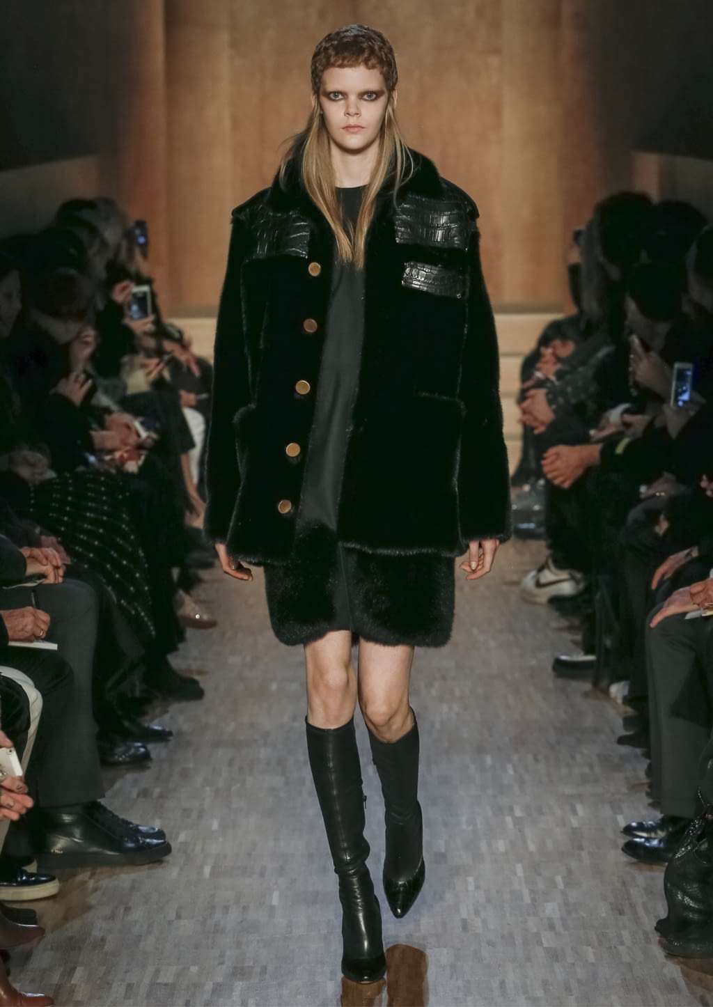 Fashion Week Paris Fall/Winter 2016 look 29 de la collection Givenchy womenswear