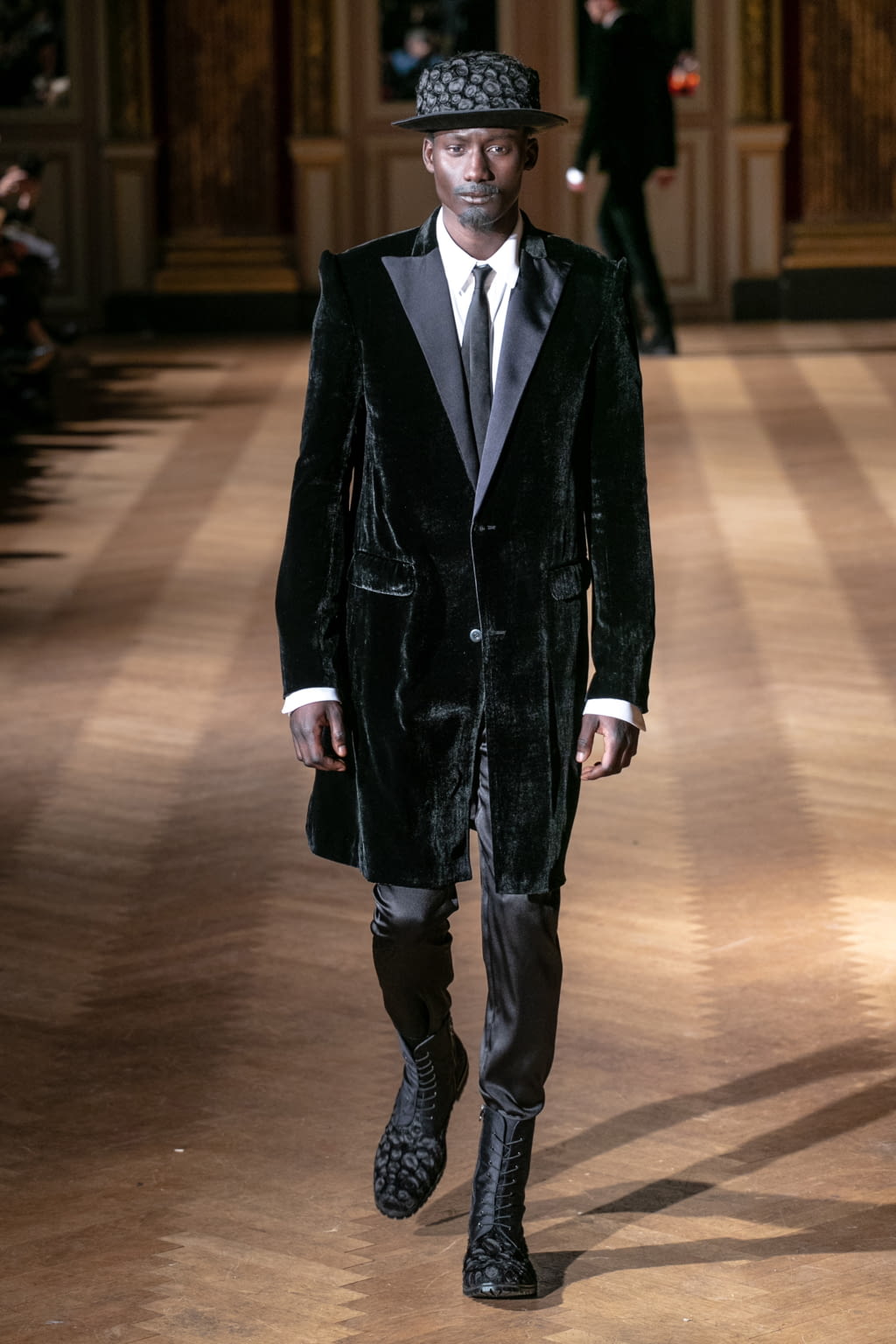 Fashion Week Paris Fall/Winter 2020 look 16 from the Rynshu collection menswear