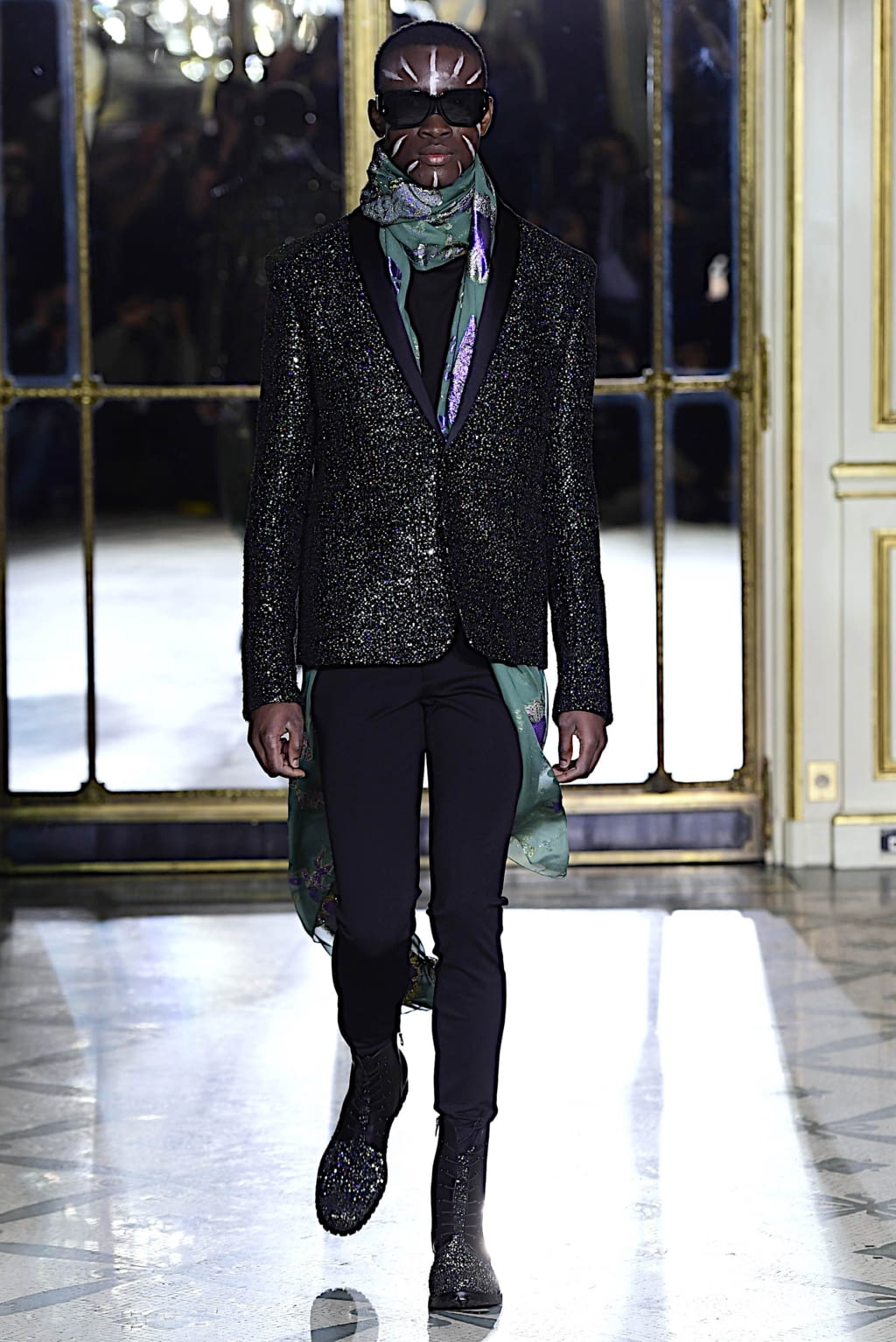 Fashion Week Paris Fall/Winter 2019 look 2 from the Rynshu collection menswear