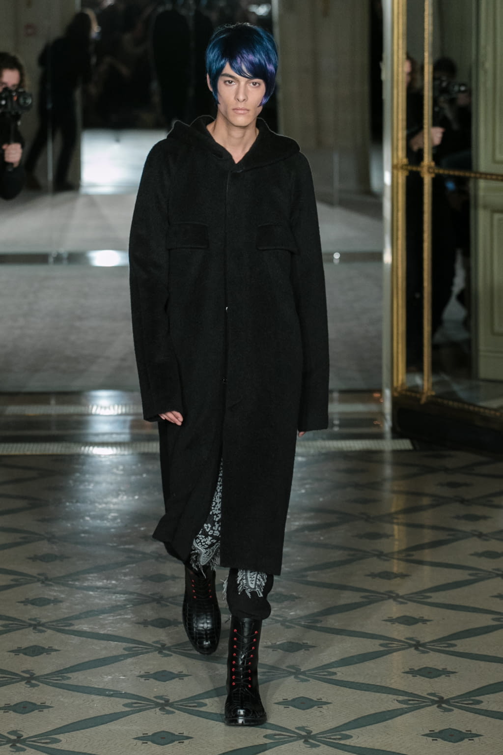 Fashion Week Paris Fall/Winter 2018 look 1 from the Rynshu collection menswear