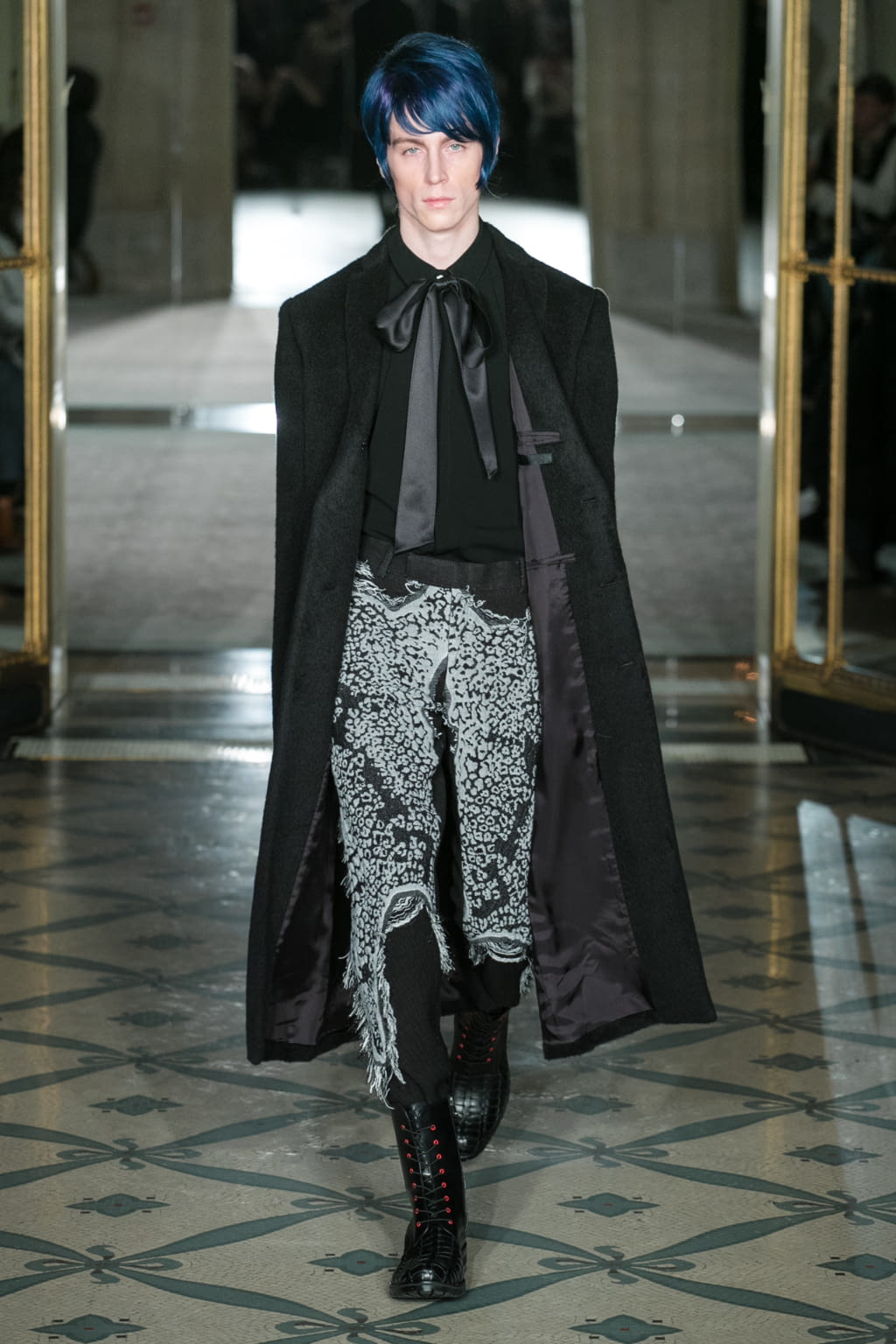 Fashion Week Paris Fall/Winter 2018 look 3 from the Rynshu collection 男装