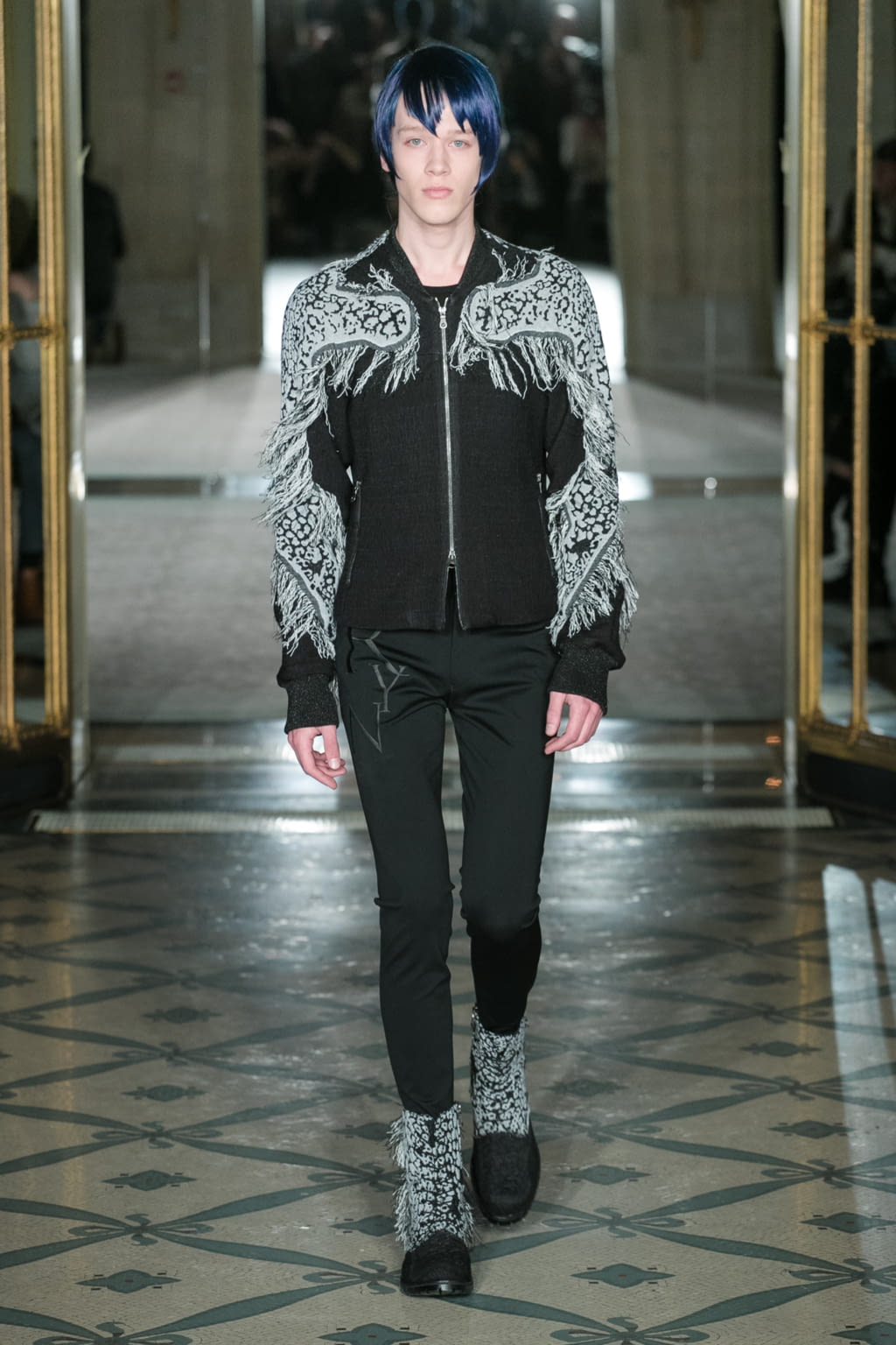 Fashion Week Paris Fall/Winter 2018 look 6 from the Rynshu collection 男装
