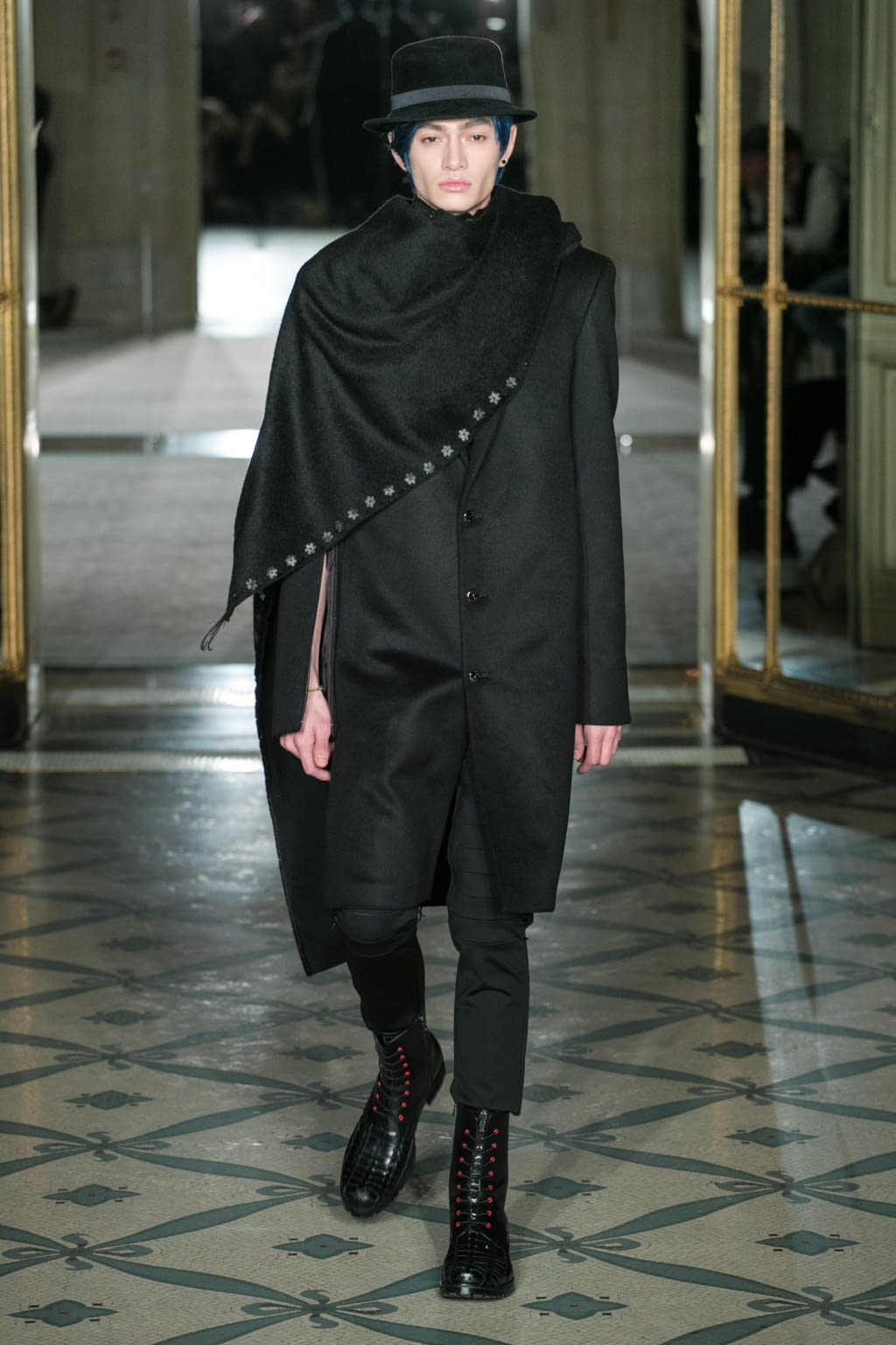 Fashion Week Paris Fall/Winter 2018 look 10 from the Rynshu collection 男装