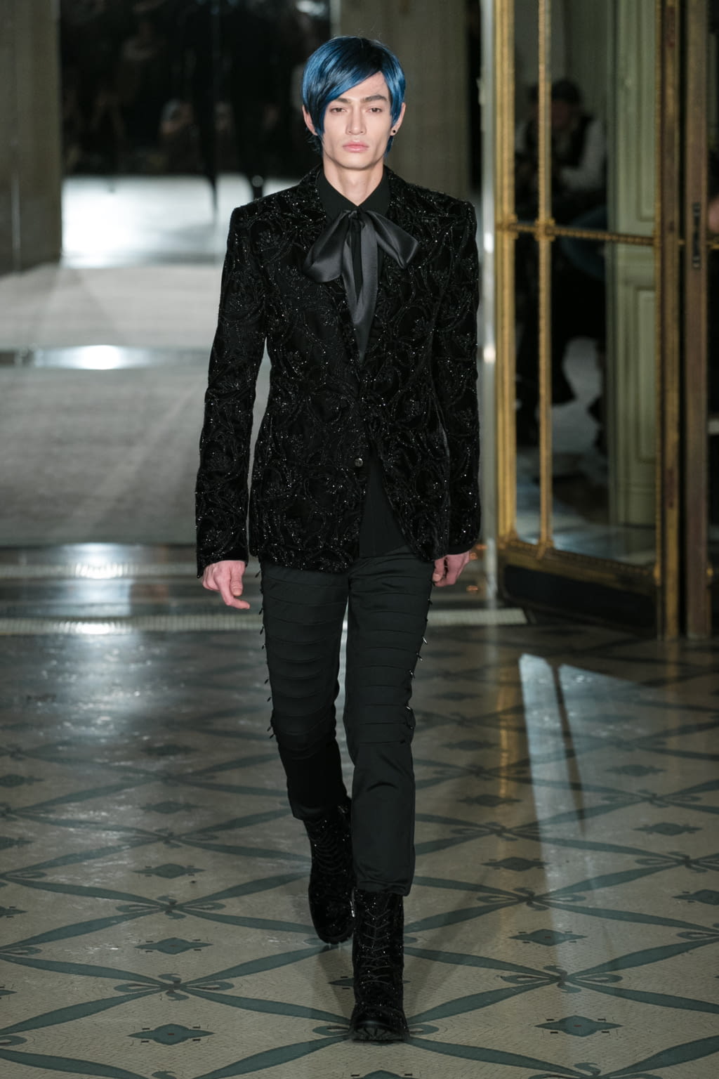 Fashion Week Paris Fall/Winter 2018 look 31 from the Rynshu collection menswear