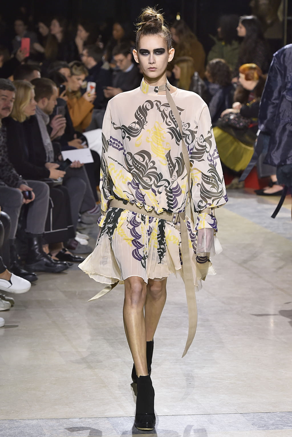 Fashion Week Paris Fall/Winter 2016 look 12 from the Sacai collection womenswear
