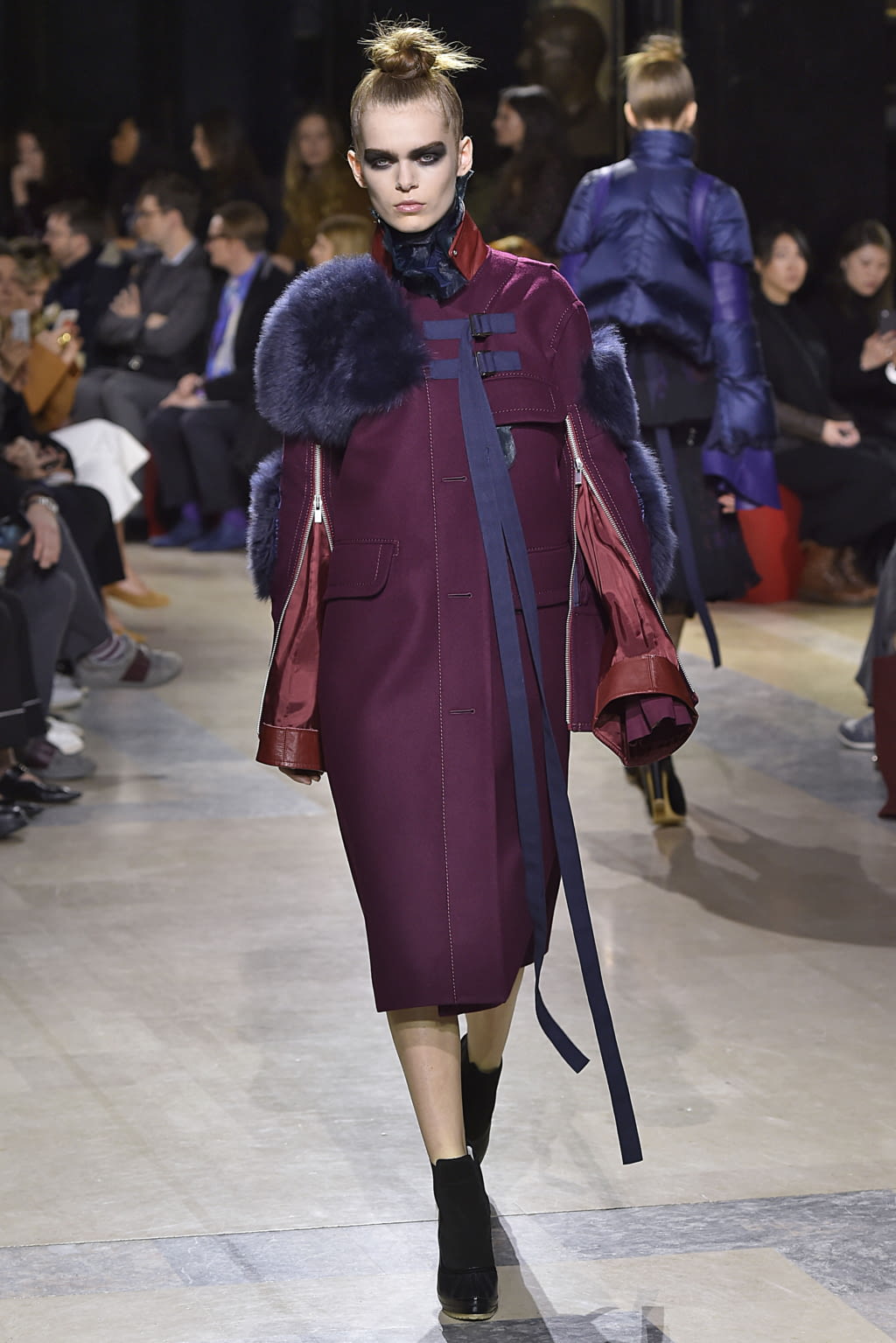 Fashion Week Paris Fall/Winter 2016 look 24 from the Sacai collection 女装