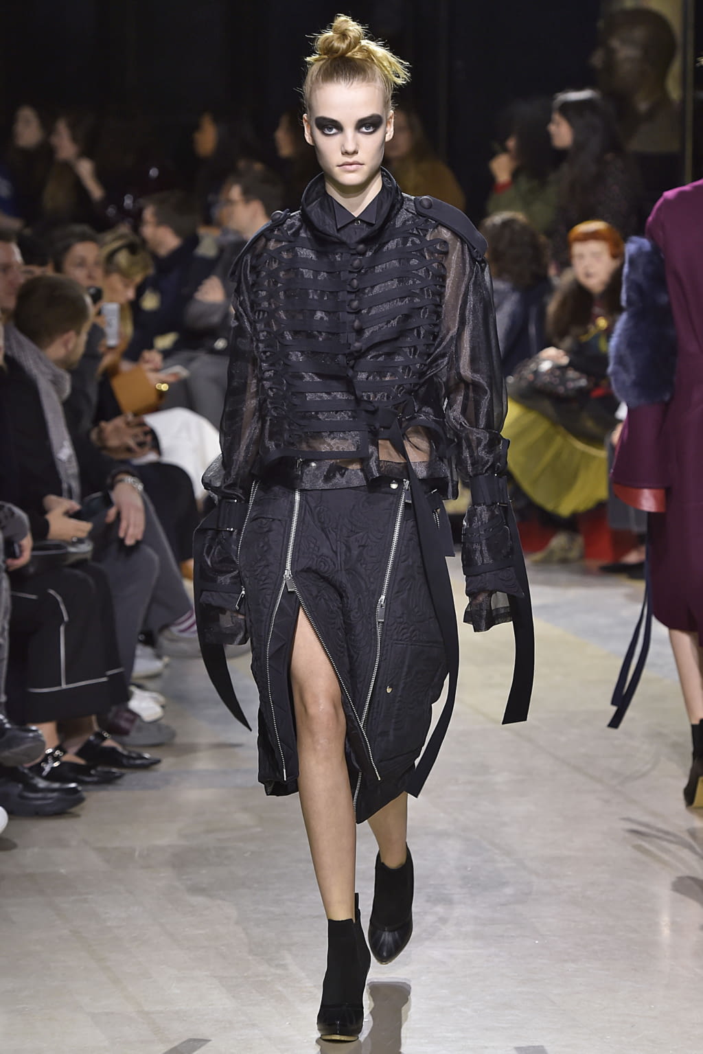 Fashion Week Paris Fall/Winter 2016 look 30 from the Sacai collection 女装