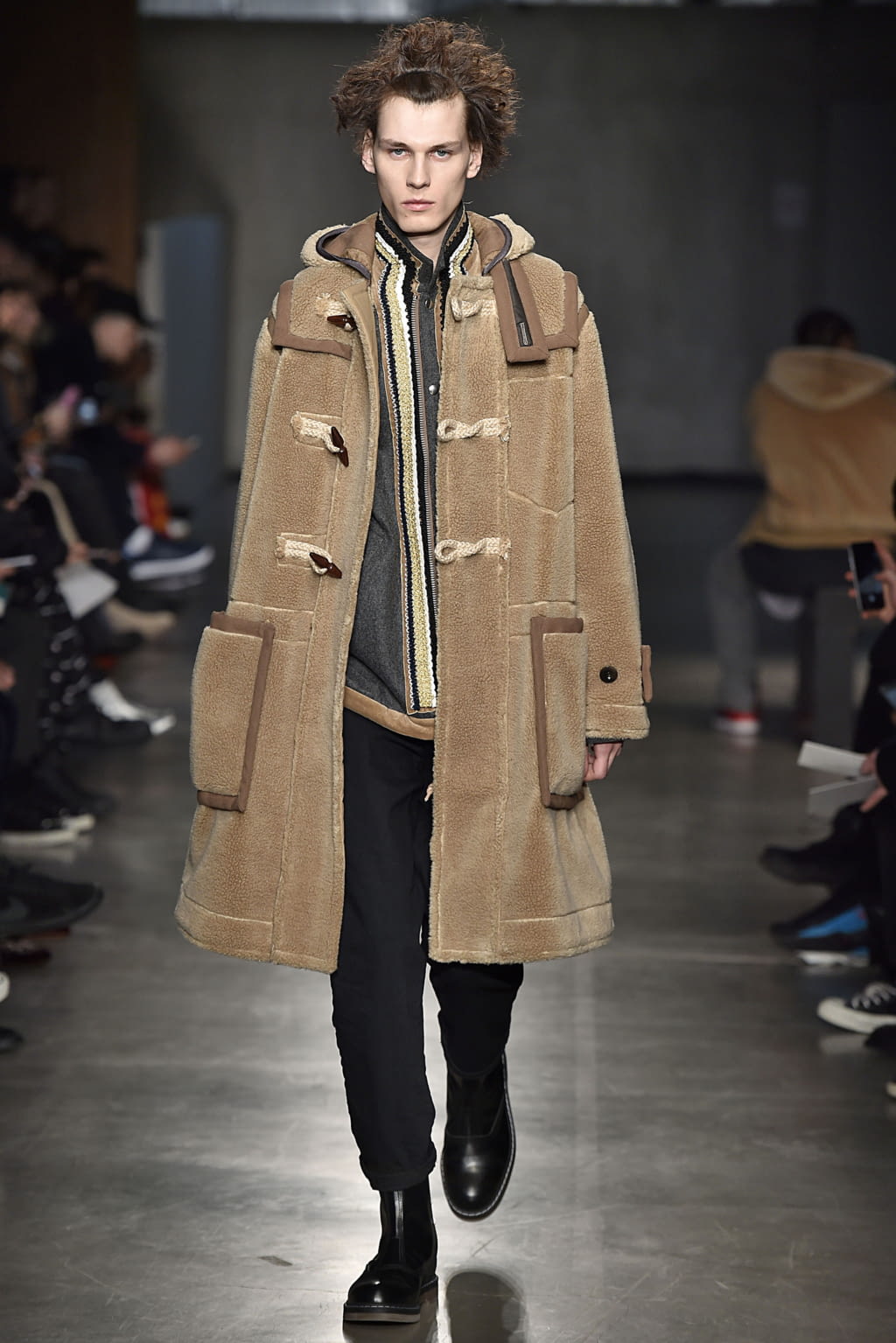 Fashion Week Paris Fall/Winter 2017 look 30 from the Sacai collection menswear