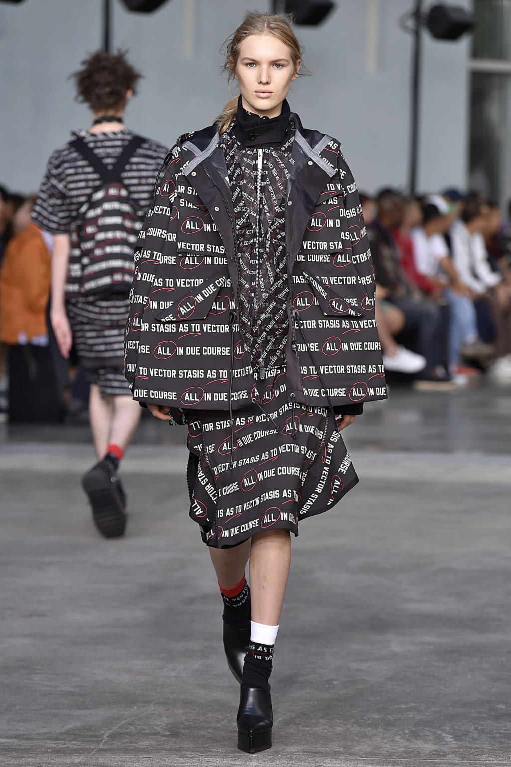 Fashion Week Paris Spring/Summer 2018 look 7 from the Sacai collection 男装