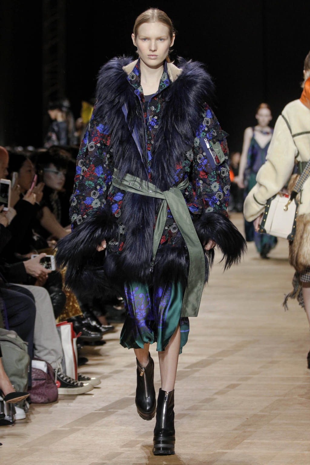 Fashion Week Paris Fall/Winter 2017 look 14 from the Sacai collection womenswear